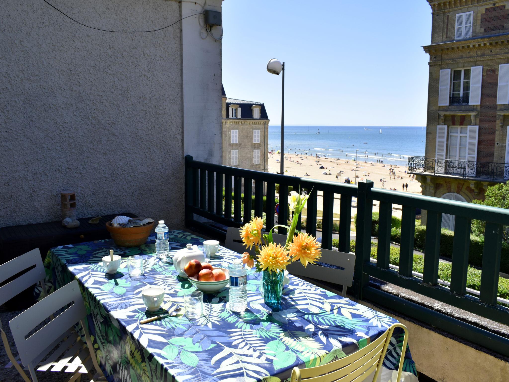 Photo 1 - Appartement de 2 chambres à Trouville-sur-Mer avec terrasse et vues à la mer
