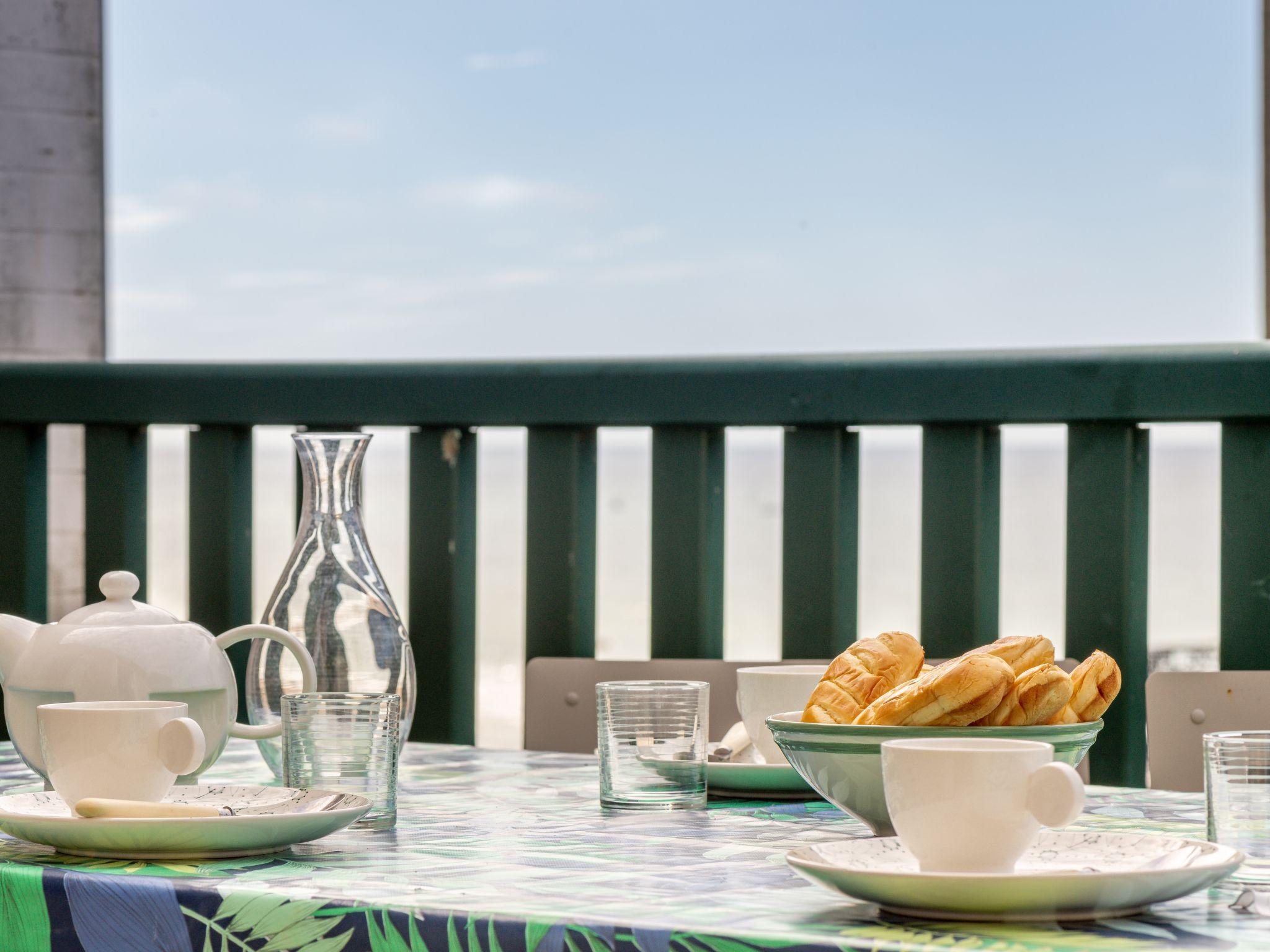 Photo 2 - 2 bedroom Apartment in Trouville-sur-Mer with terrace and sea view