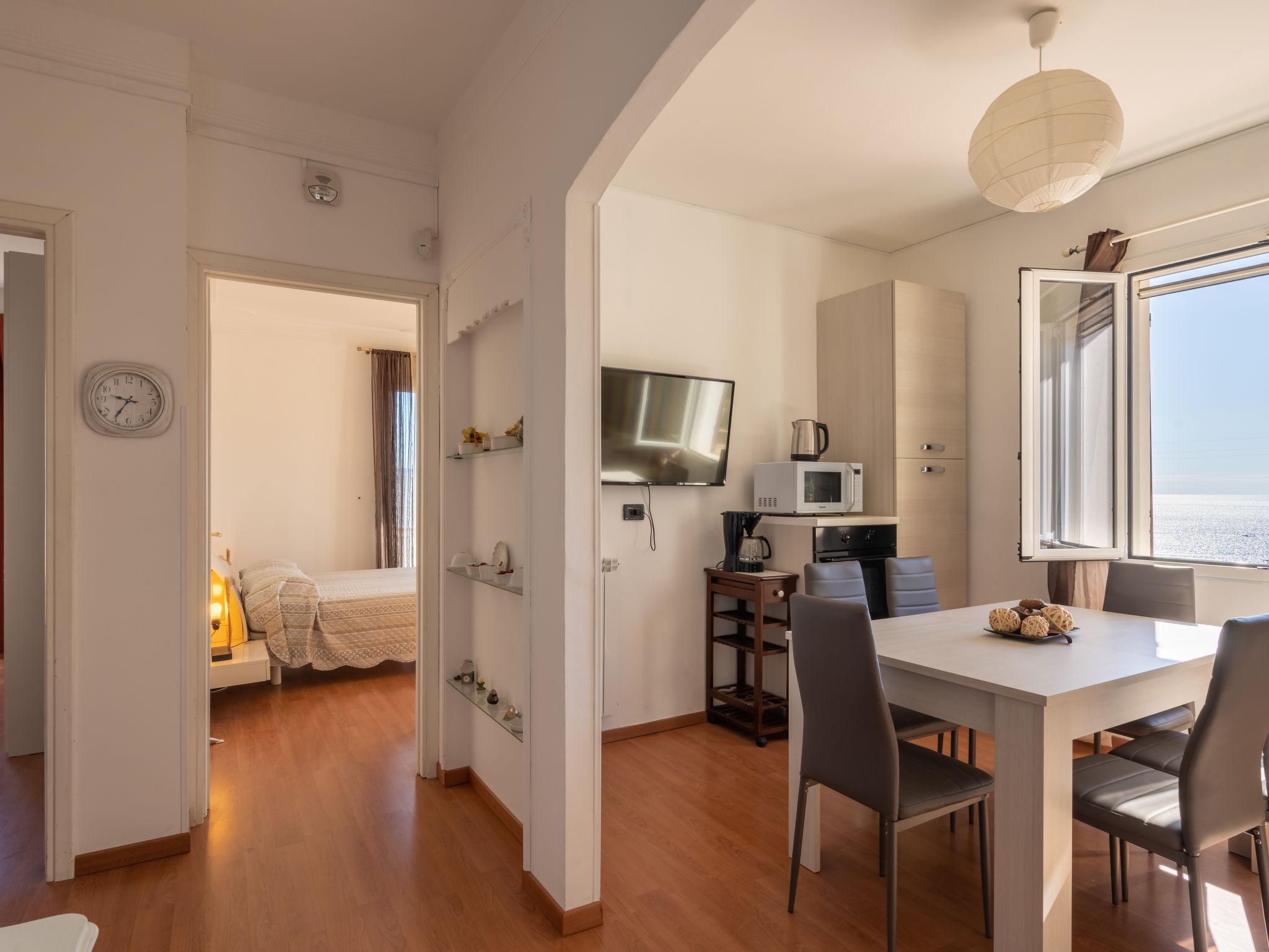 Photo 3 - Appartement de 2 chambres à Sanremo avec jardin et vues à la mer