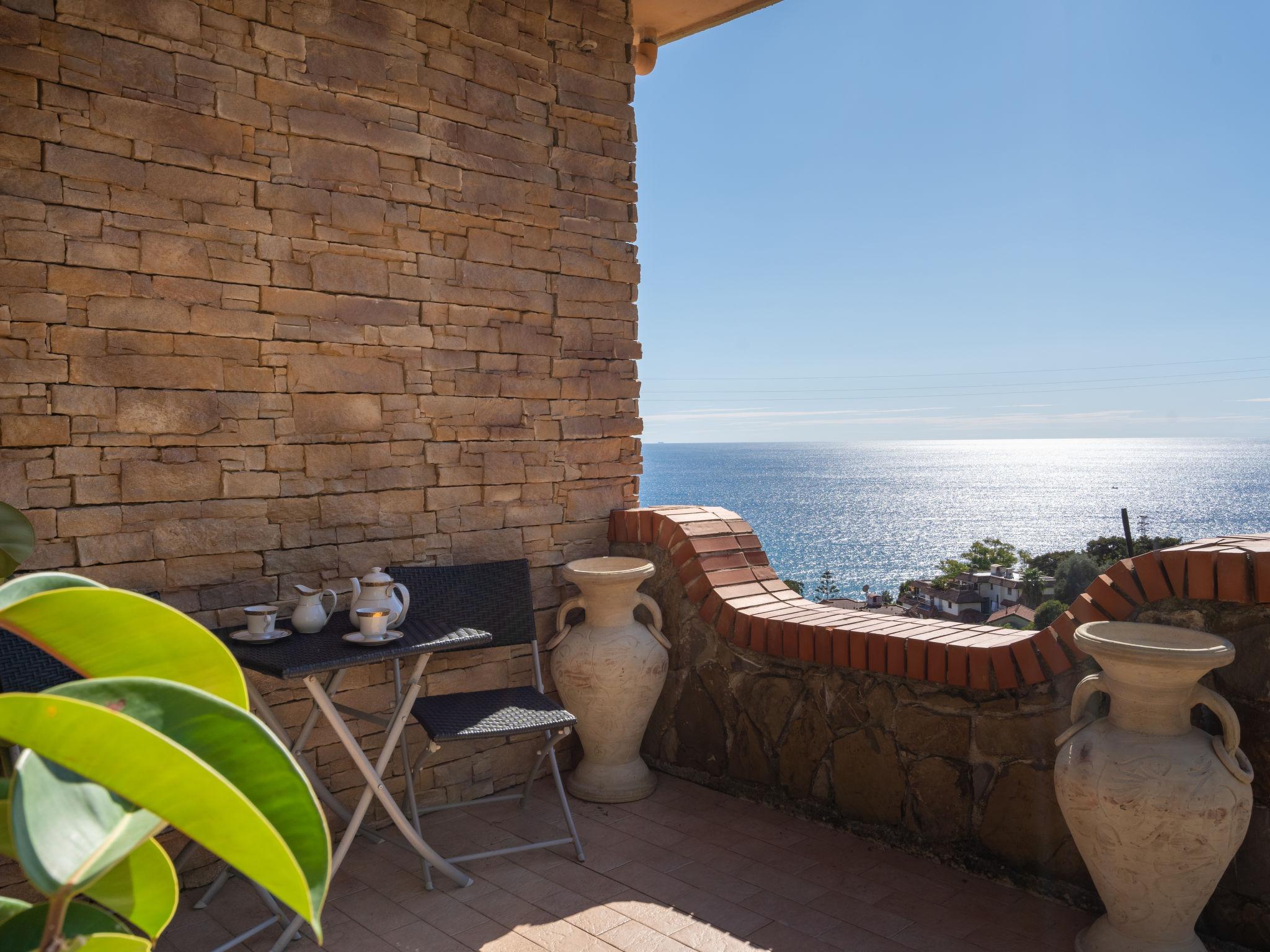 Photo 1 - Appartement de 2 chambres à Sanremo avec jardin et vues à la mer