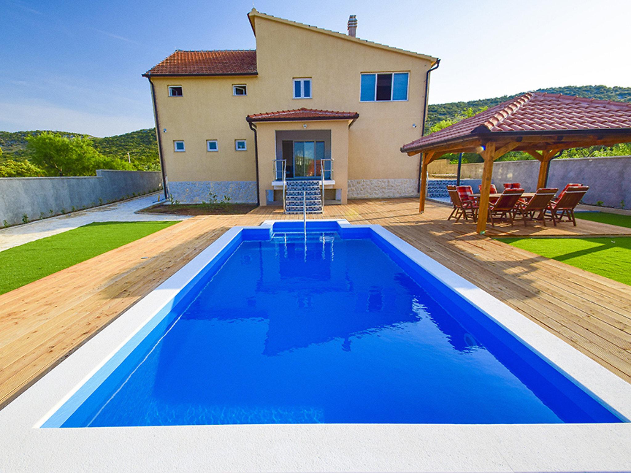 Foto 31 - Casa de 5 quartos em Vodice com piscina privada e vistas do mar