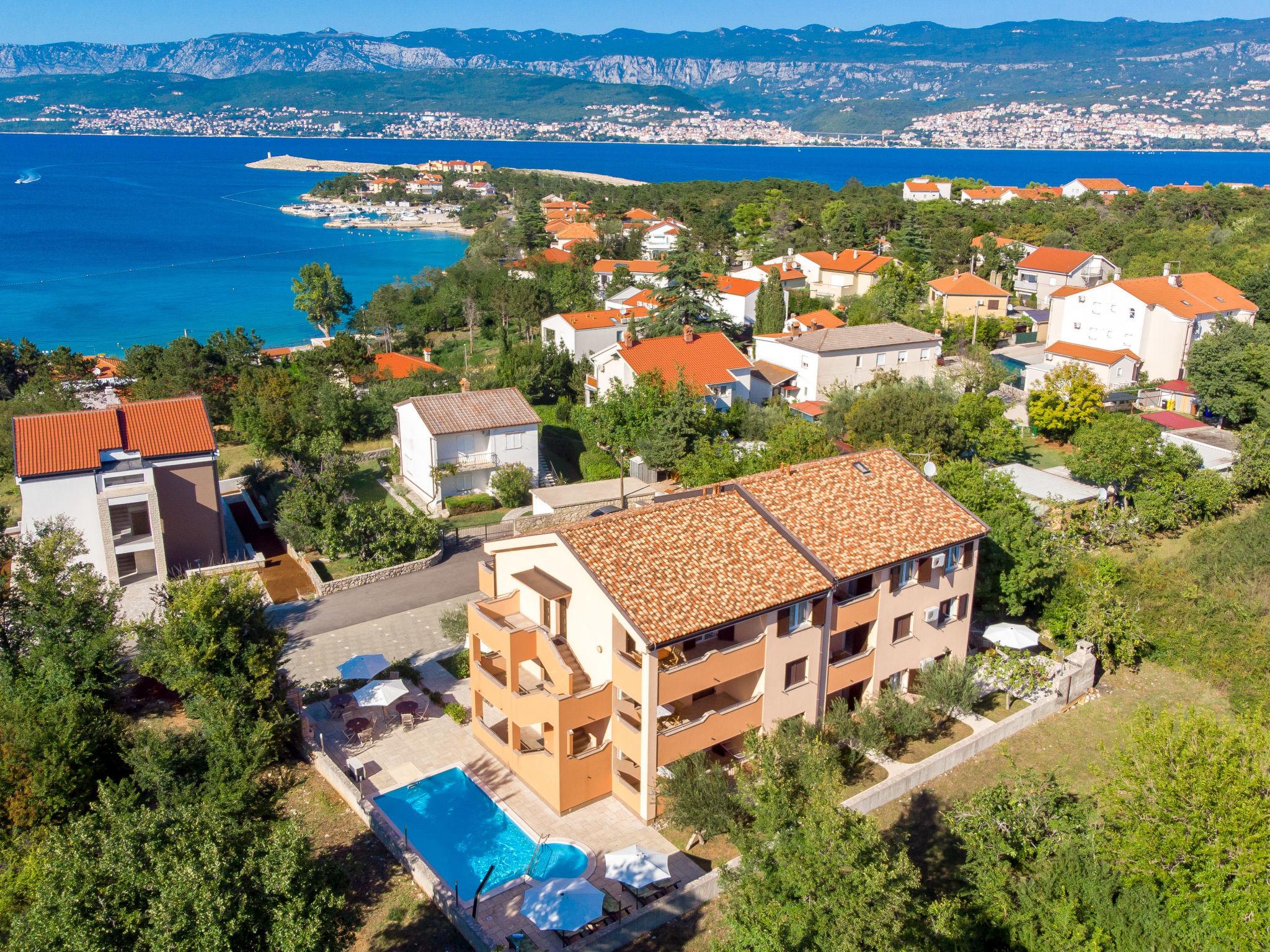 Photo 1 - Appartement de 2 chambres à Dobrinj avec piscine et vues à la mer