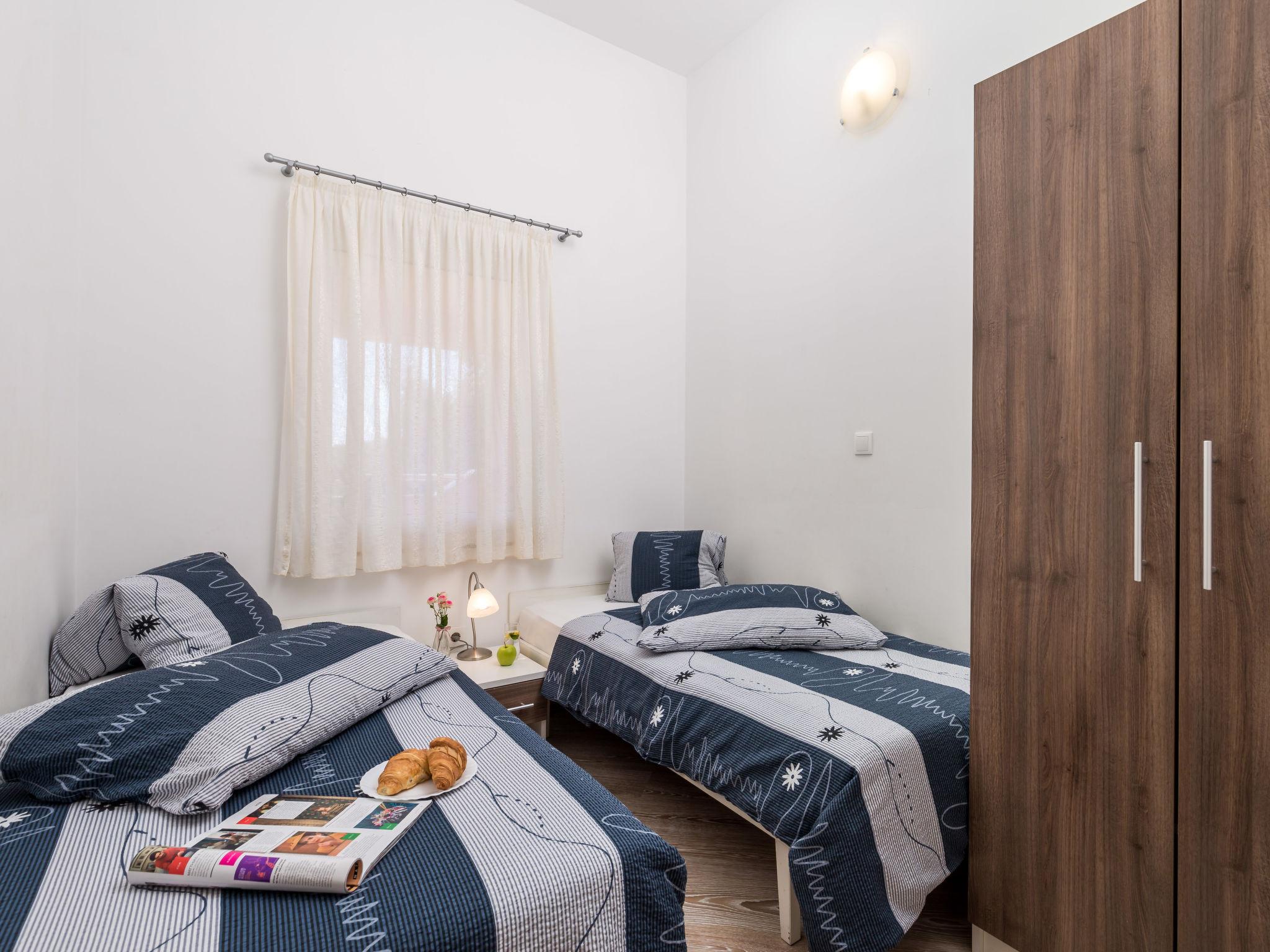 Foto 18 - Appartamento con 2 camere da letto a Dobrinj con piscina e vista mare
