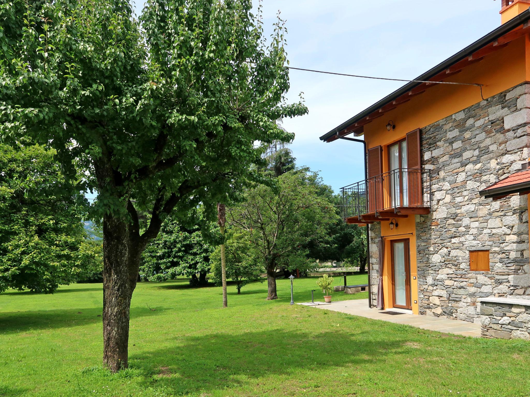 Photo 18 - Maison de 1 chambre à Pettenasco avec jardin et terrasse