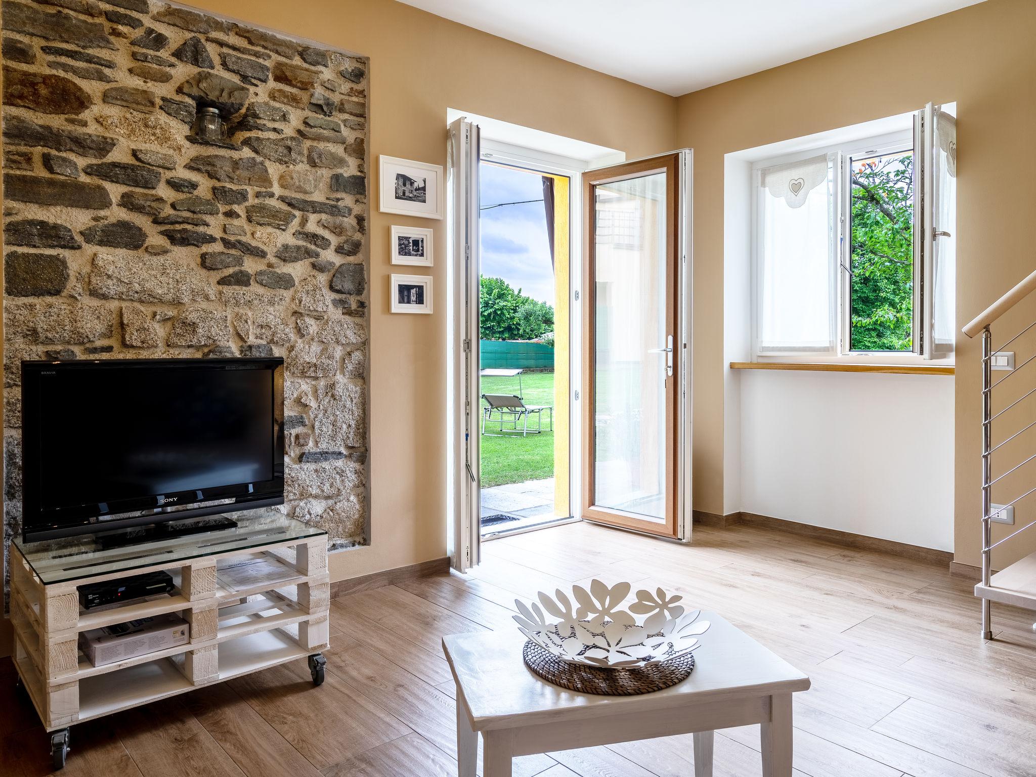 Photo 6 - Maison de 1 chambre à Pettenasco avec jardin et terrasse