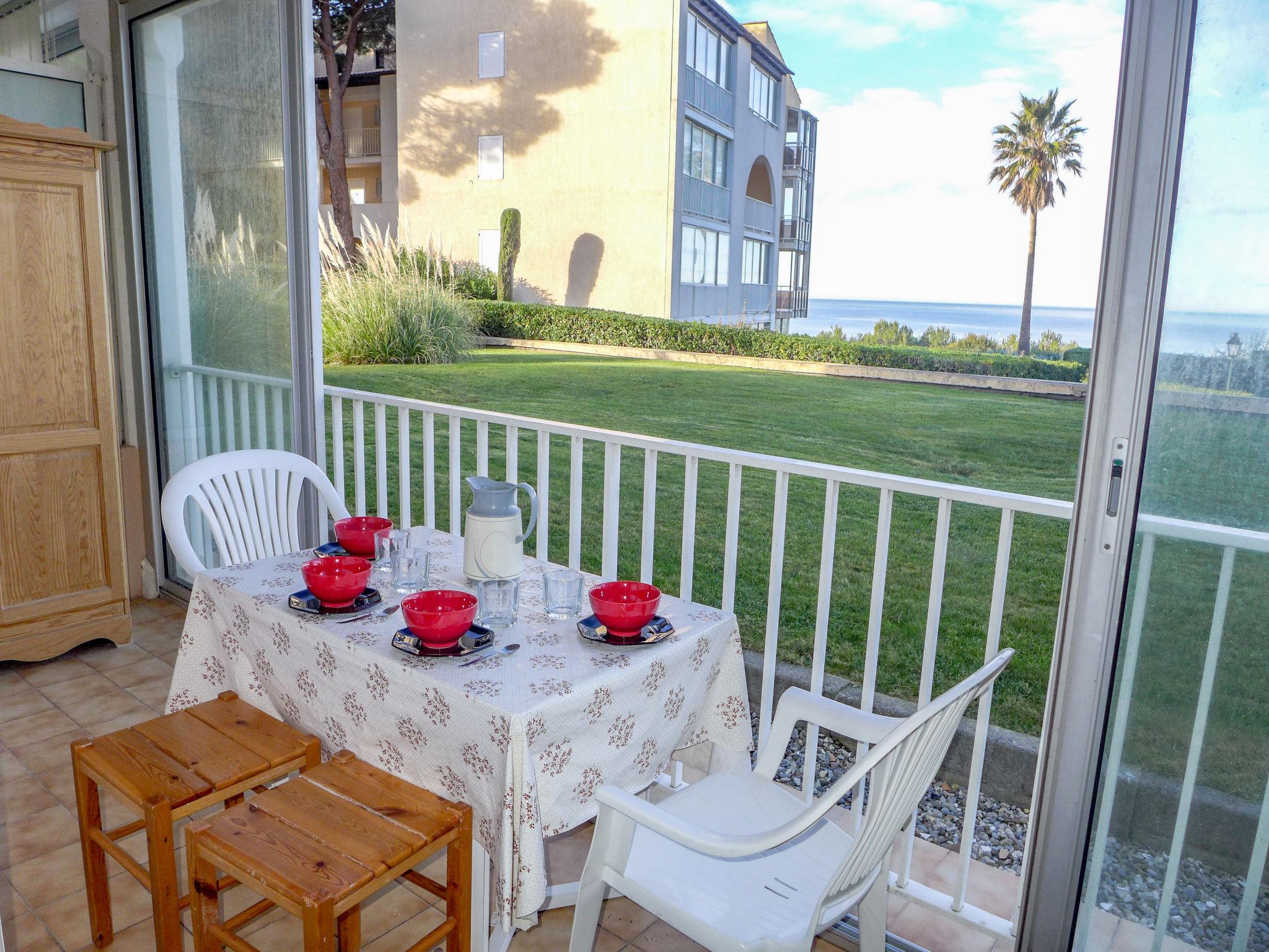 Foto 3 - Apartment mit 2 Schlafzimmern in Six-Fours-les-Plages mit schwimmbad und blick aufs meer