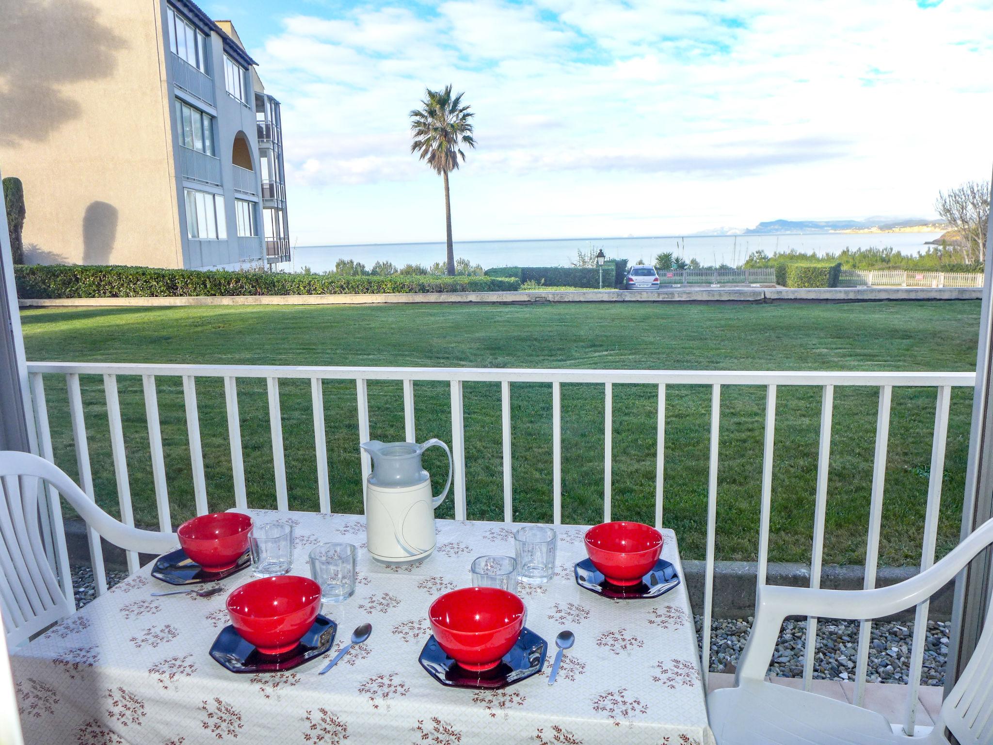 Foto 1 - Apartamento de 2 habitaciones en Six-Fours-les-Plages con piscina y vistas al mar