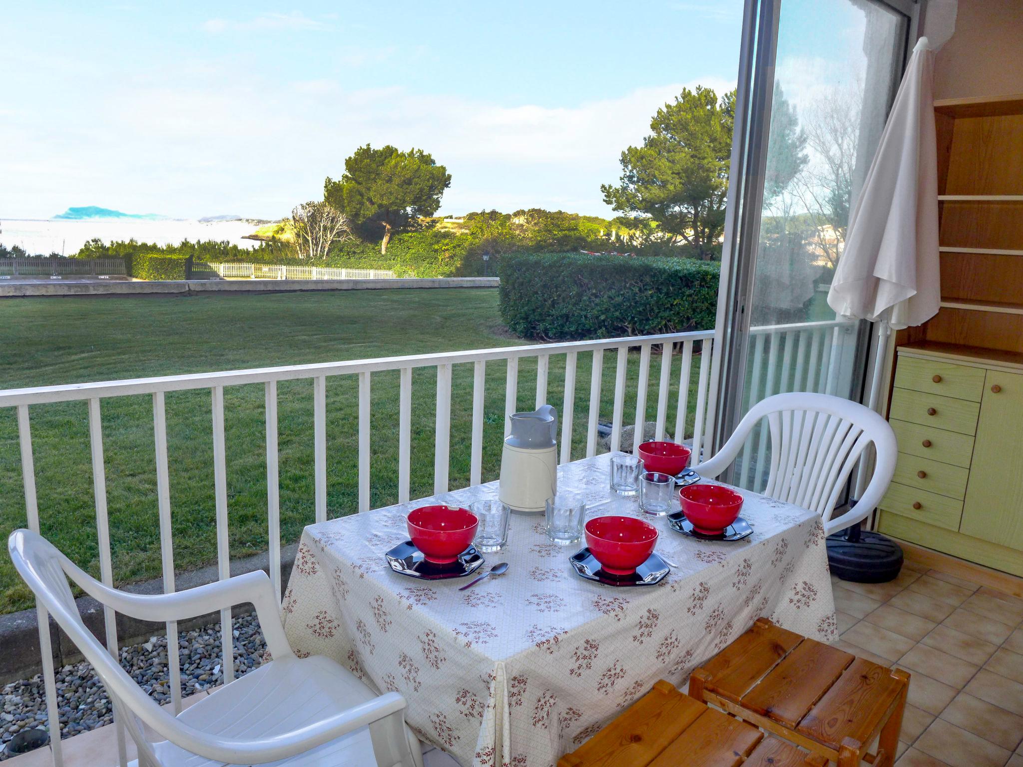 Foto 2 - Apartamento de 2 habitaciones en Six-Fours-les-Plages con piscina y vistas al mar