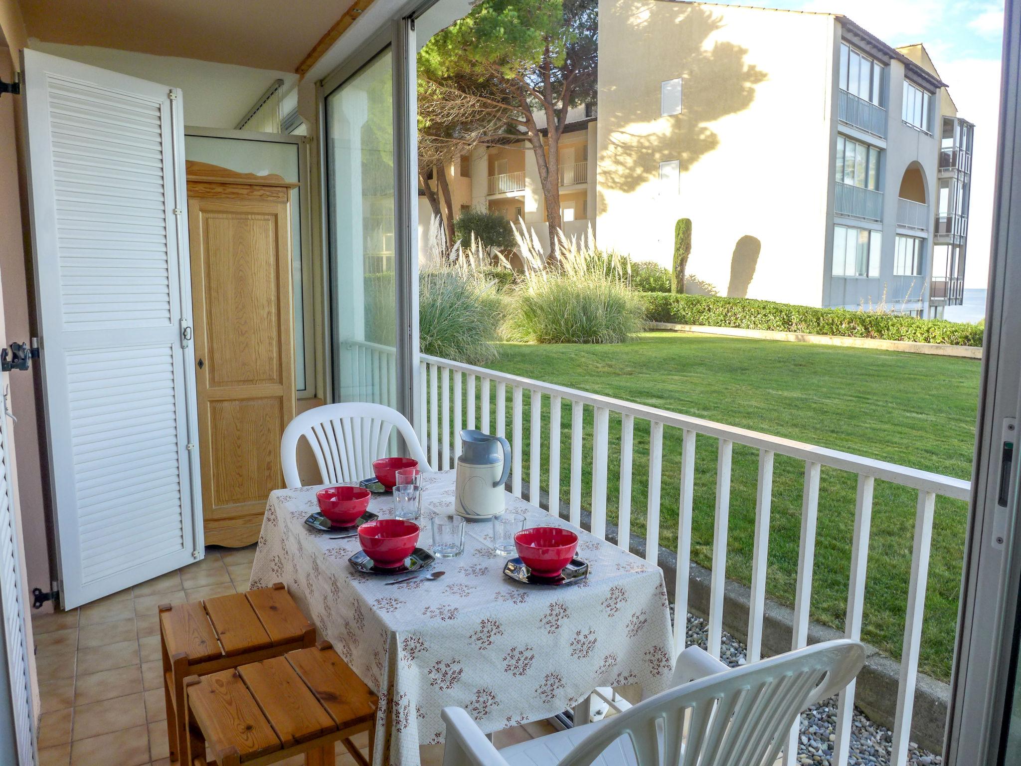 Photo 14 - Appartement de 2 chambres à Six-Fours-les-Plages avec piscine et jardin