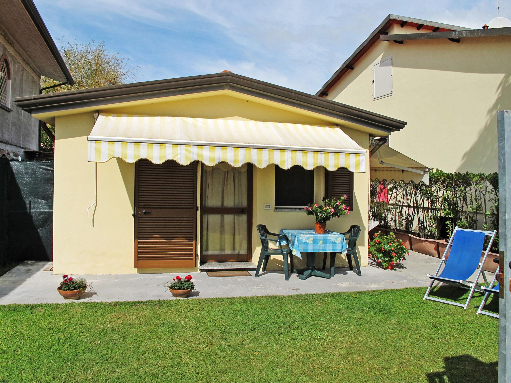 Photo 2 - Maison de 1 chambre à Massa avec jardin et vues à la mer