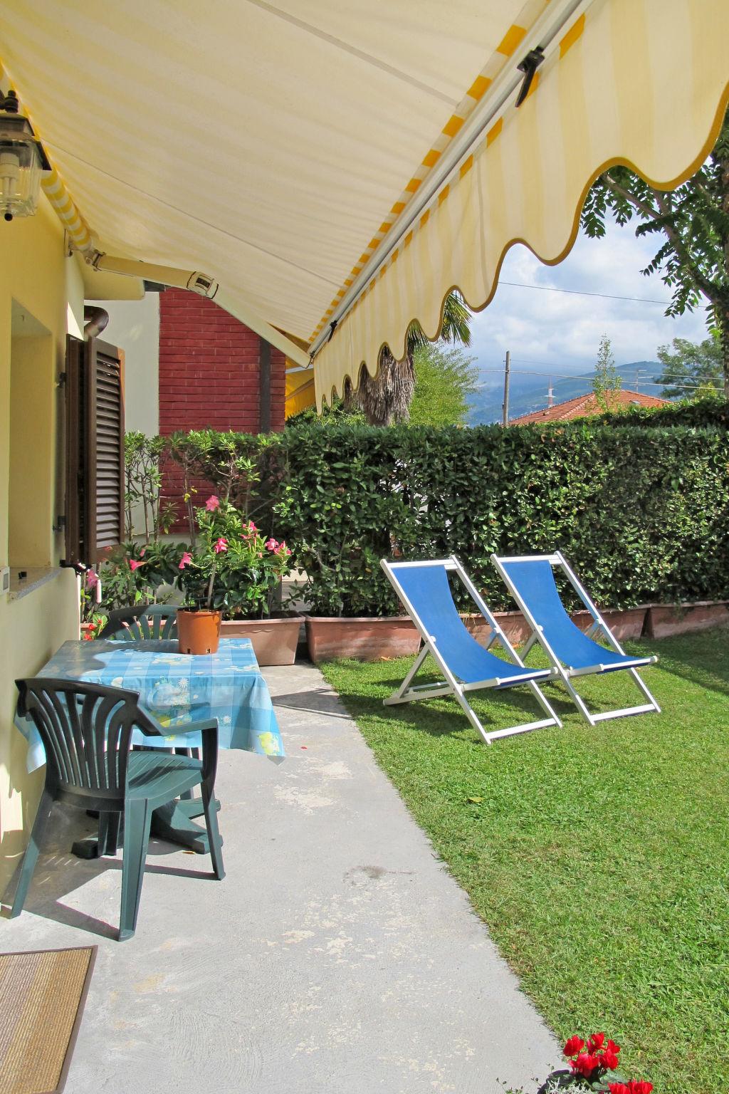 Photo 3 - Maison de 1 chambre à Massa avec jardin et vues à la mer