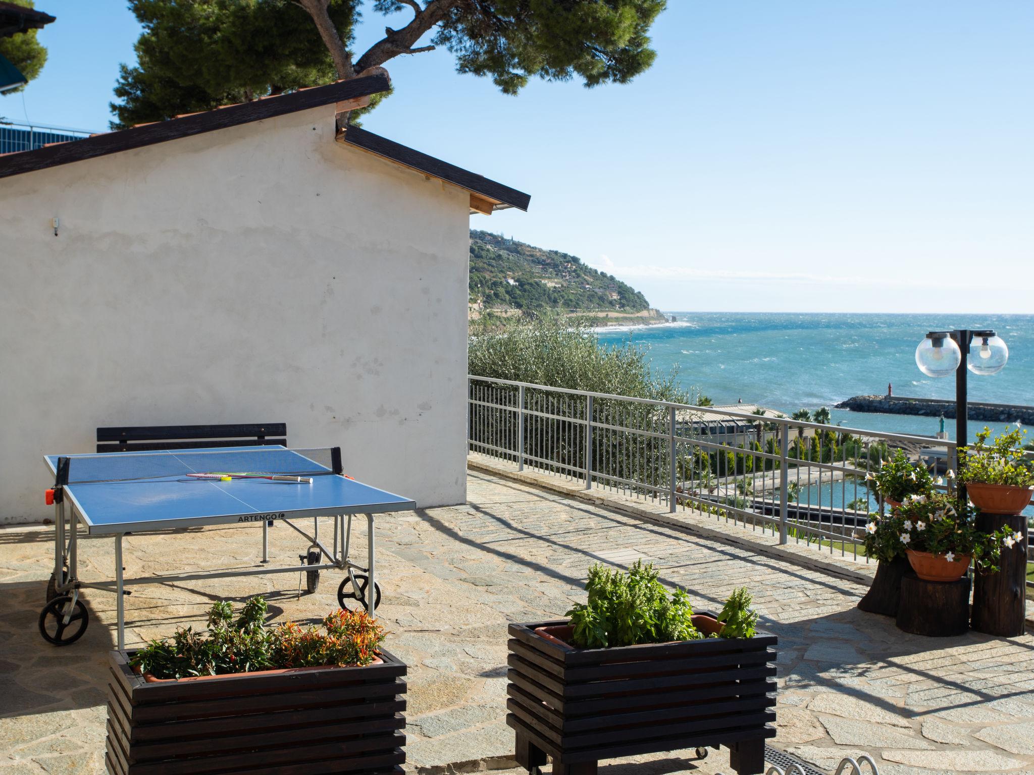 Photo 15 - Maison de 1 chambre à San Lorenzo al Mare avec terrasse et vues à la mer