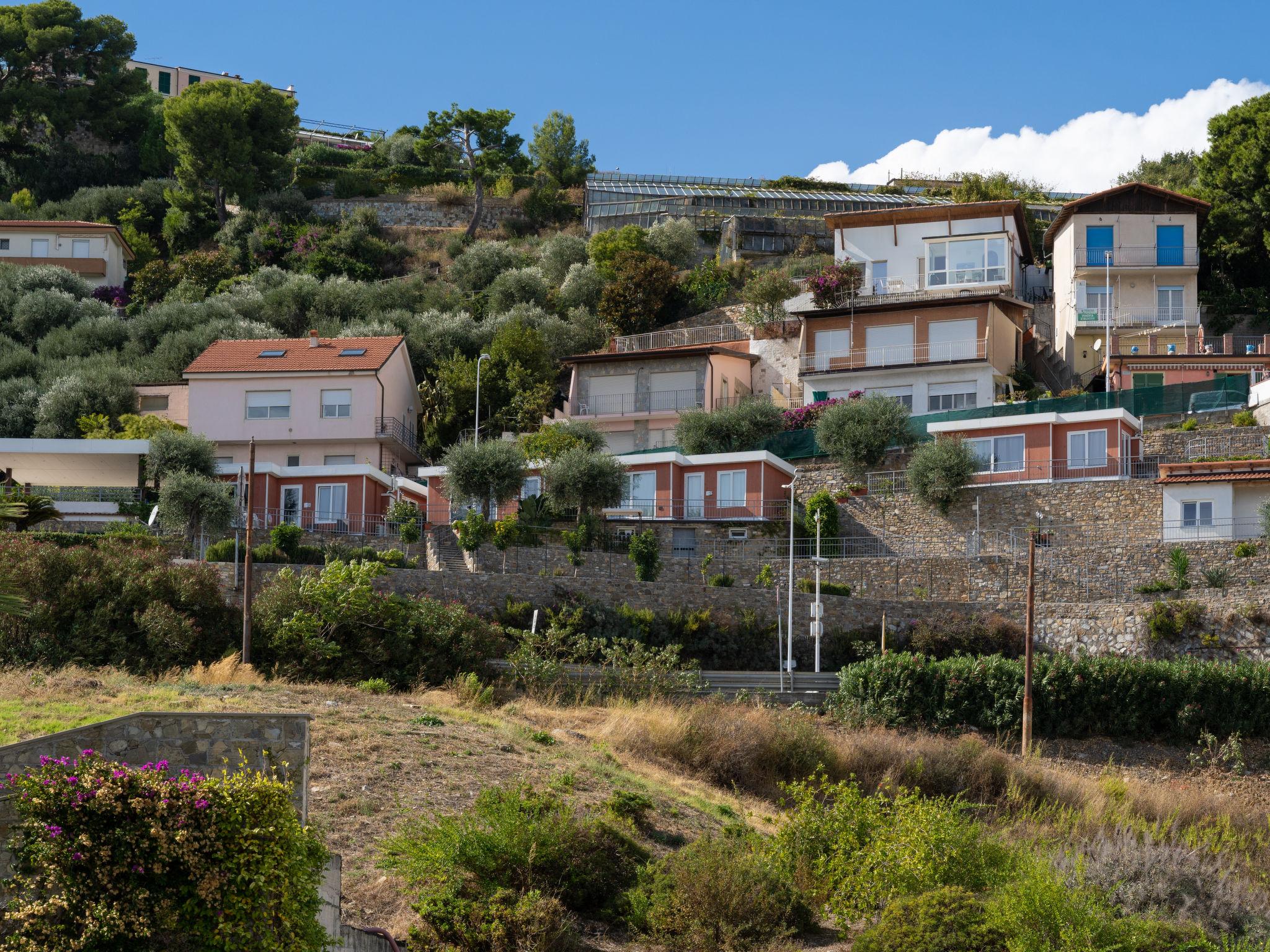 Photo 10 - Maison de 1 chambre à San Lorenzo al Mare avec terrasse et vues à la mer