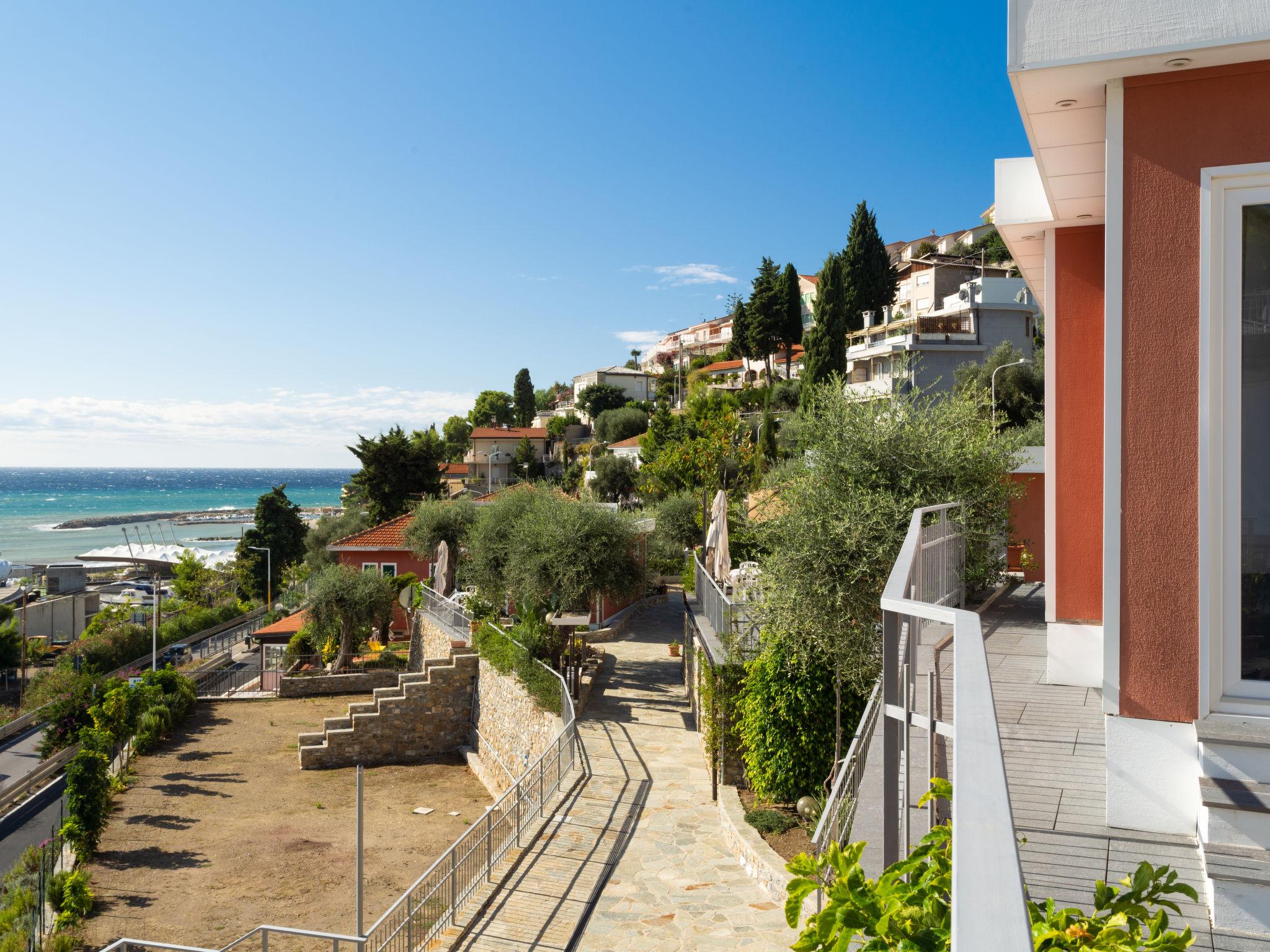 Foto 3 - Casa de 2 habitaciones en San Lorenzo al Mare con terraza y vistas al mar