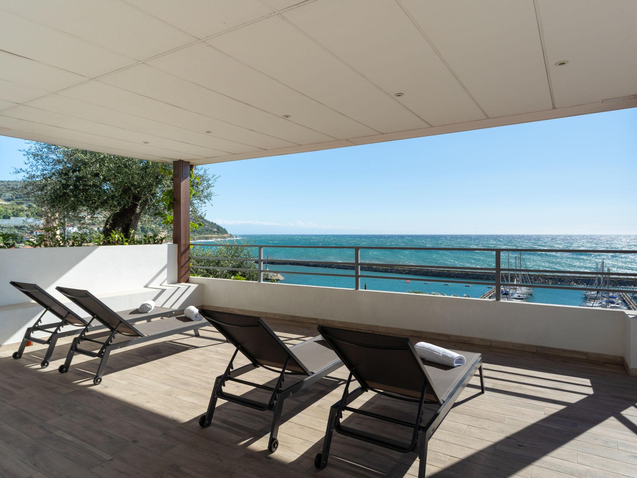 Photo 15 - Maison de 1 chambre à San Lorenzo al Mare avec terrasse et vues à la mer
