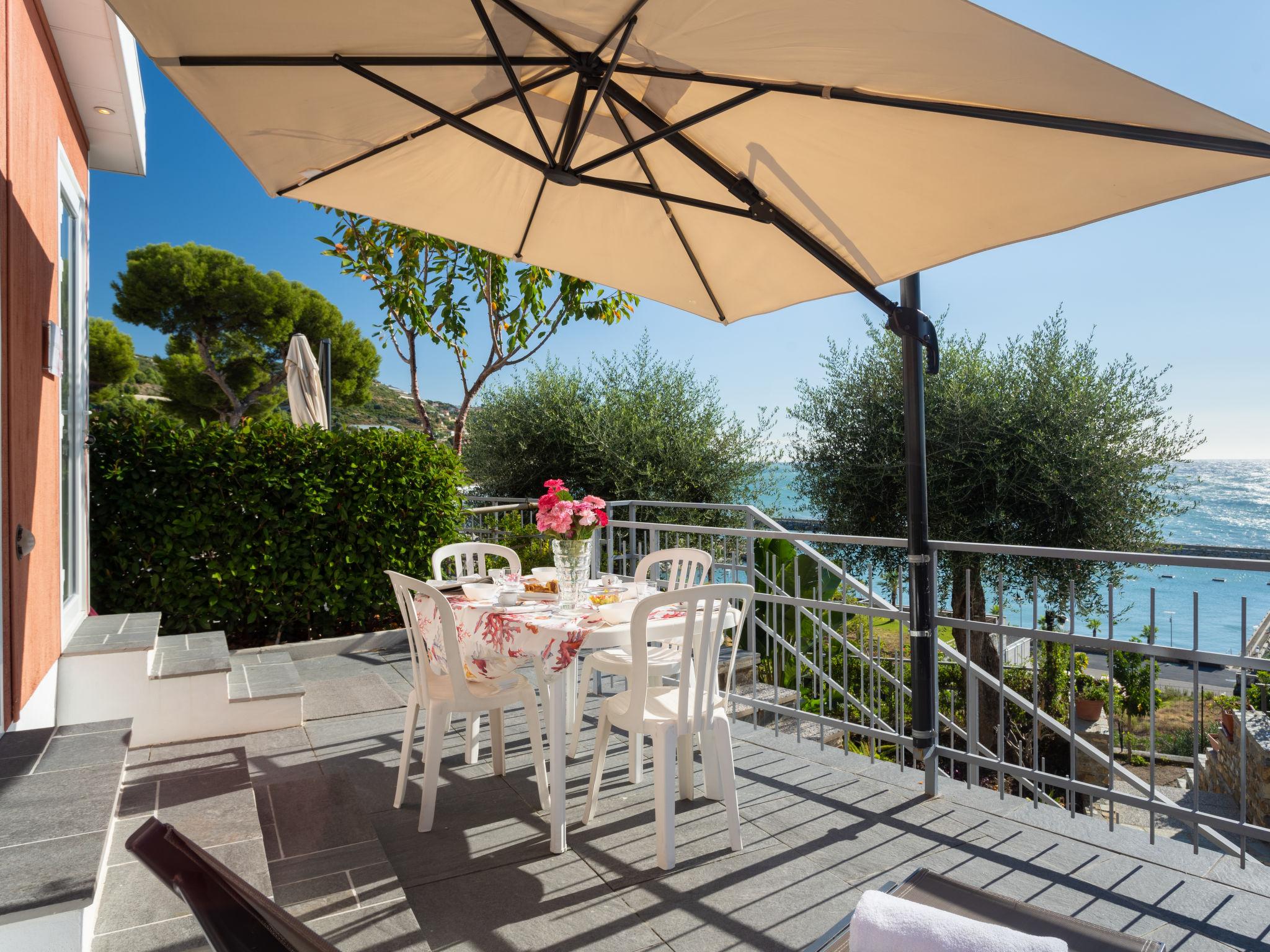 Foto 1 - Casa con 2 camere da letto a San Lorenzo al Mare con terrazza e vista mare