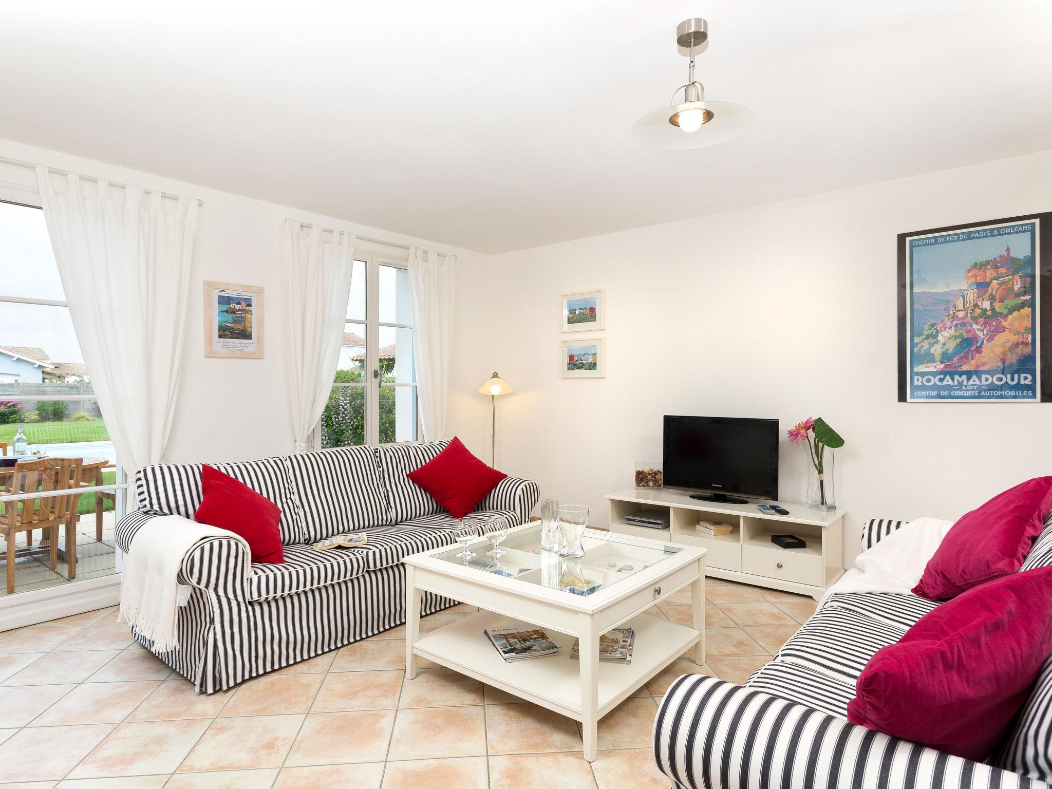 Photo 6 - 4 bedroom House in L'Aiguillon-sur-Vie with swimming pool and sea view