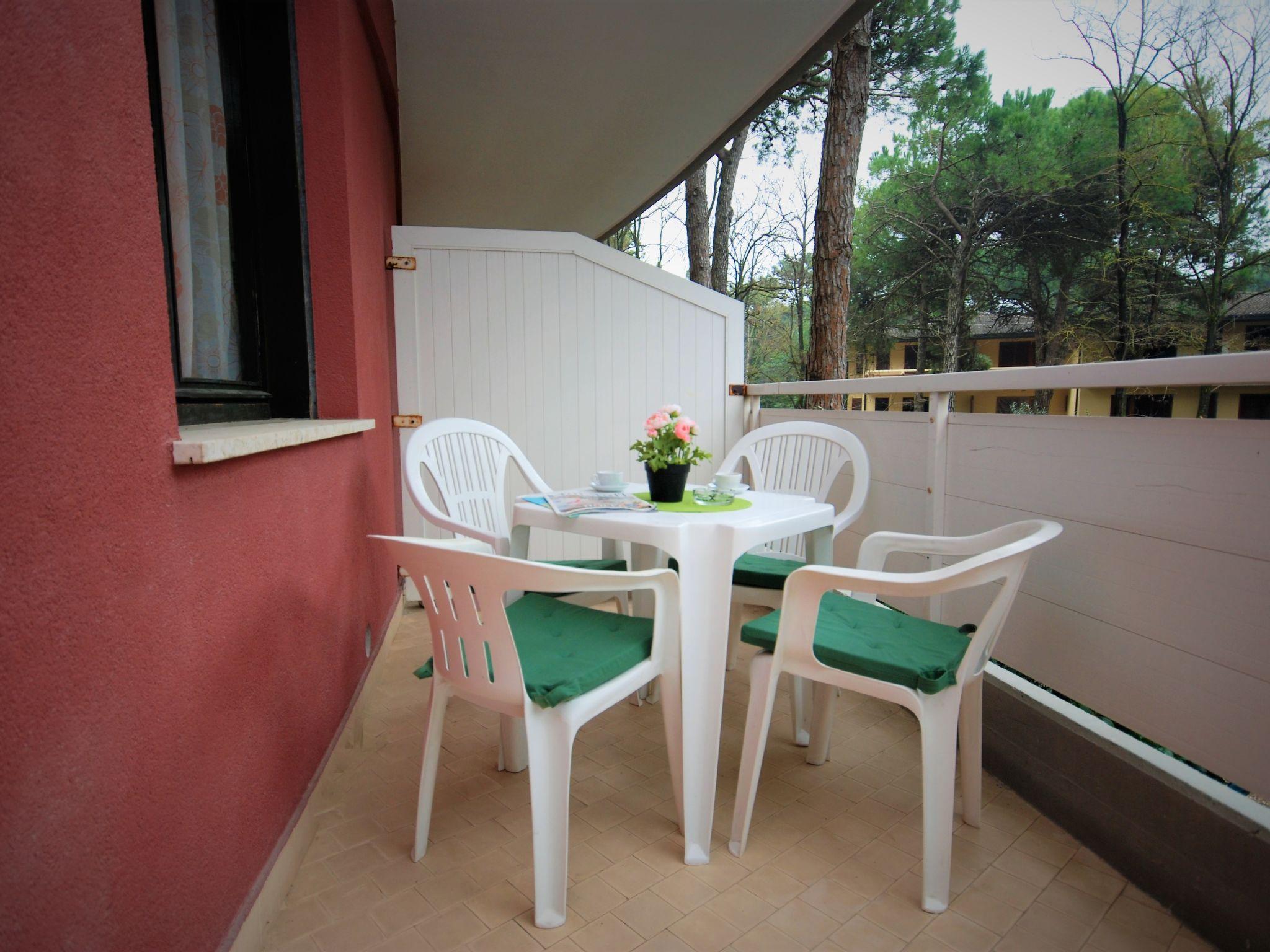 Photo 3 - Appartement de 1 chambre à Lignano Sabbiadoro avec piscine et vues à la mer