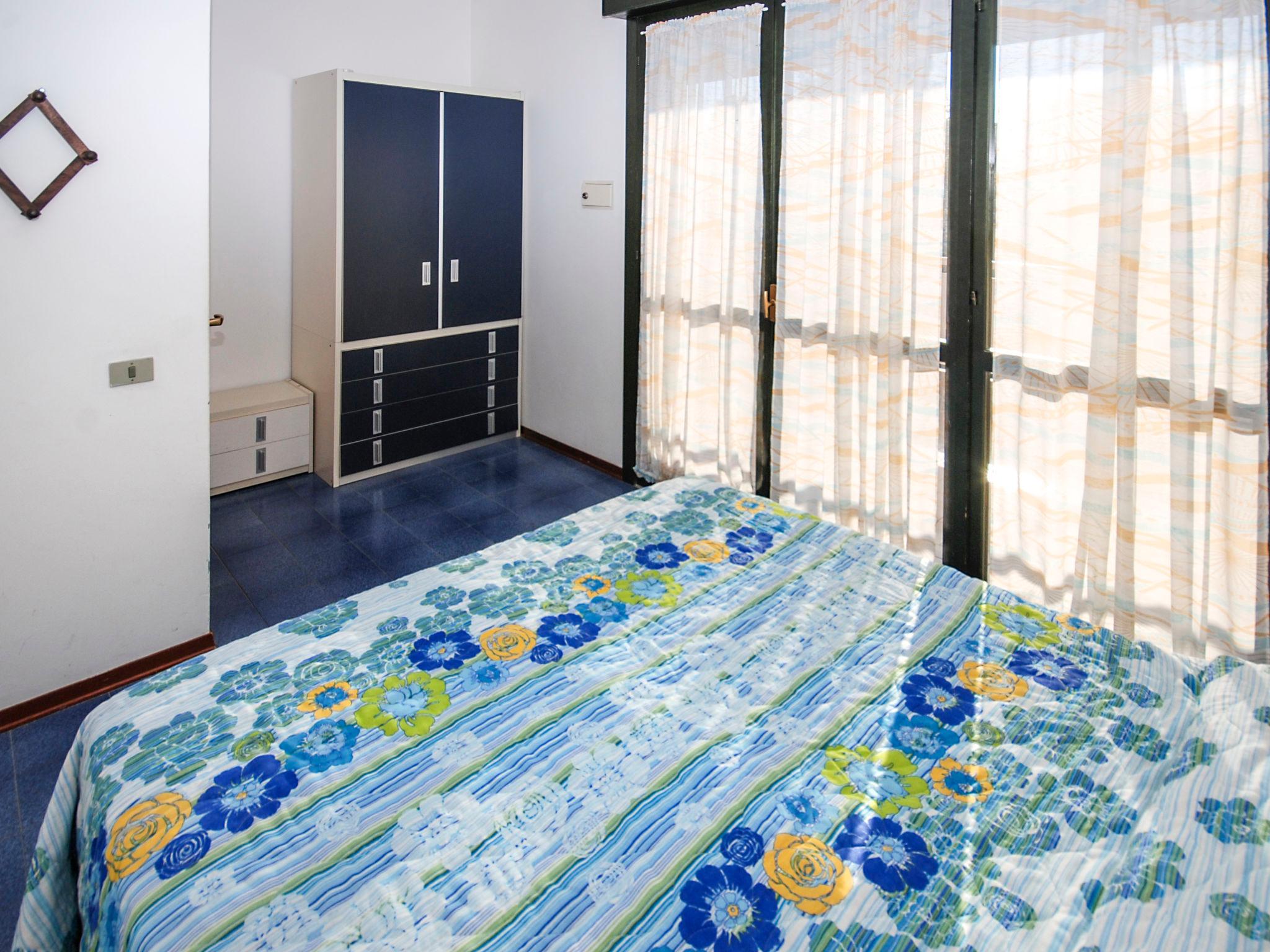 Foto 11 - Apartment mit 1 Schlafzimmer in Lignano Sabbiadoro mit schwimmbad und blick aufs meer