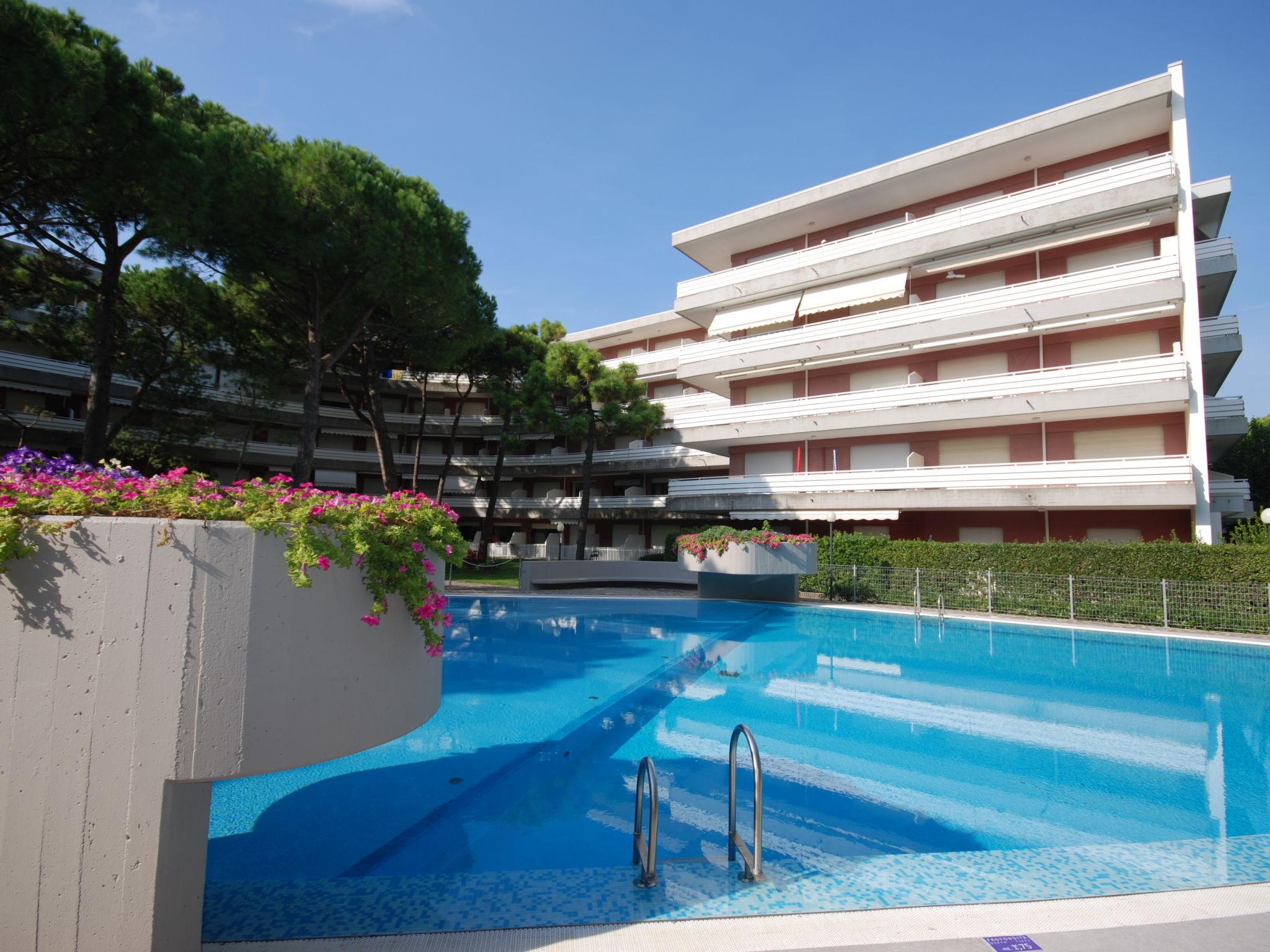 Photo 2 - Appartement de 1 chambre à Lignano Sabbiadoro avec piscine et vues à la mer