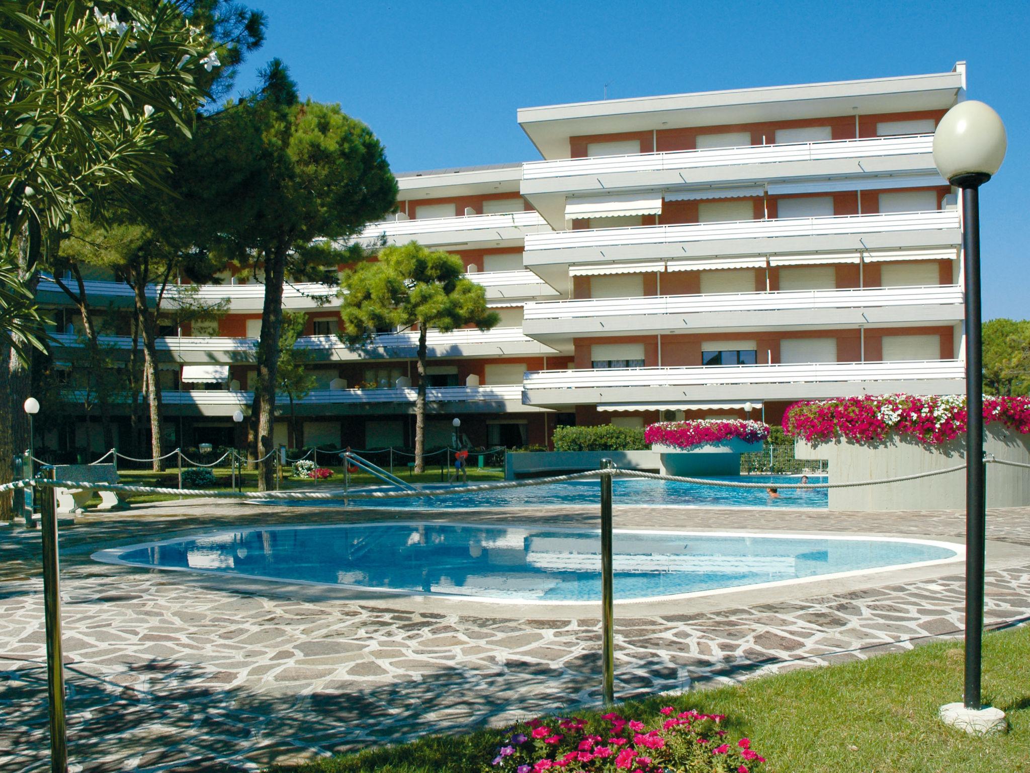 Foto 15 - Apartamento de 1 habitación en Lignano Sabbiadoro con piscina y terraza