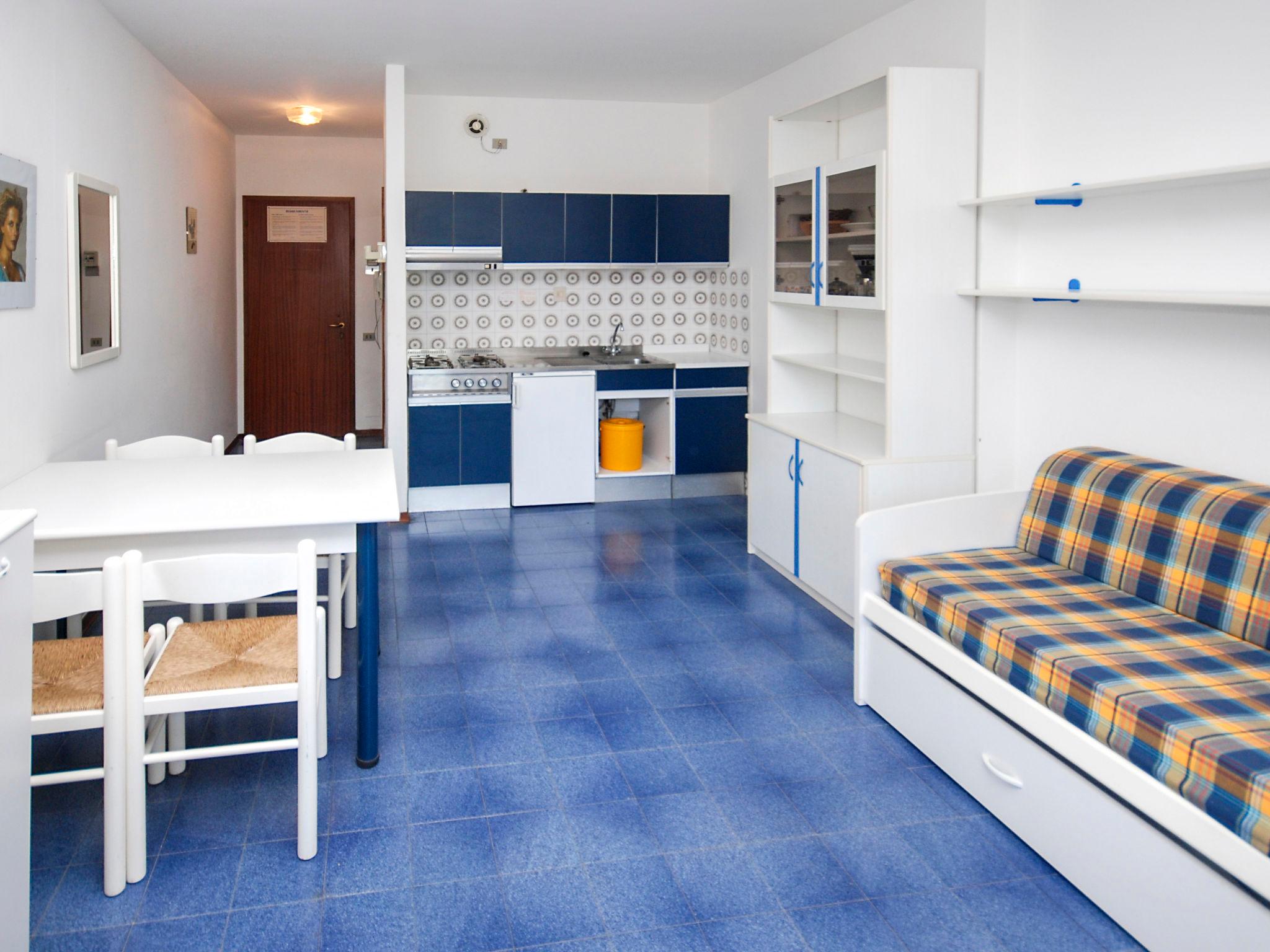 Foto 6 - Apartamento de 1 habitación en Lignano Sabbiadoro con piscina y vistas al mar