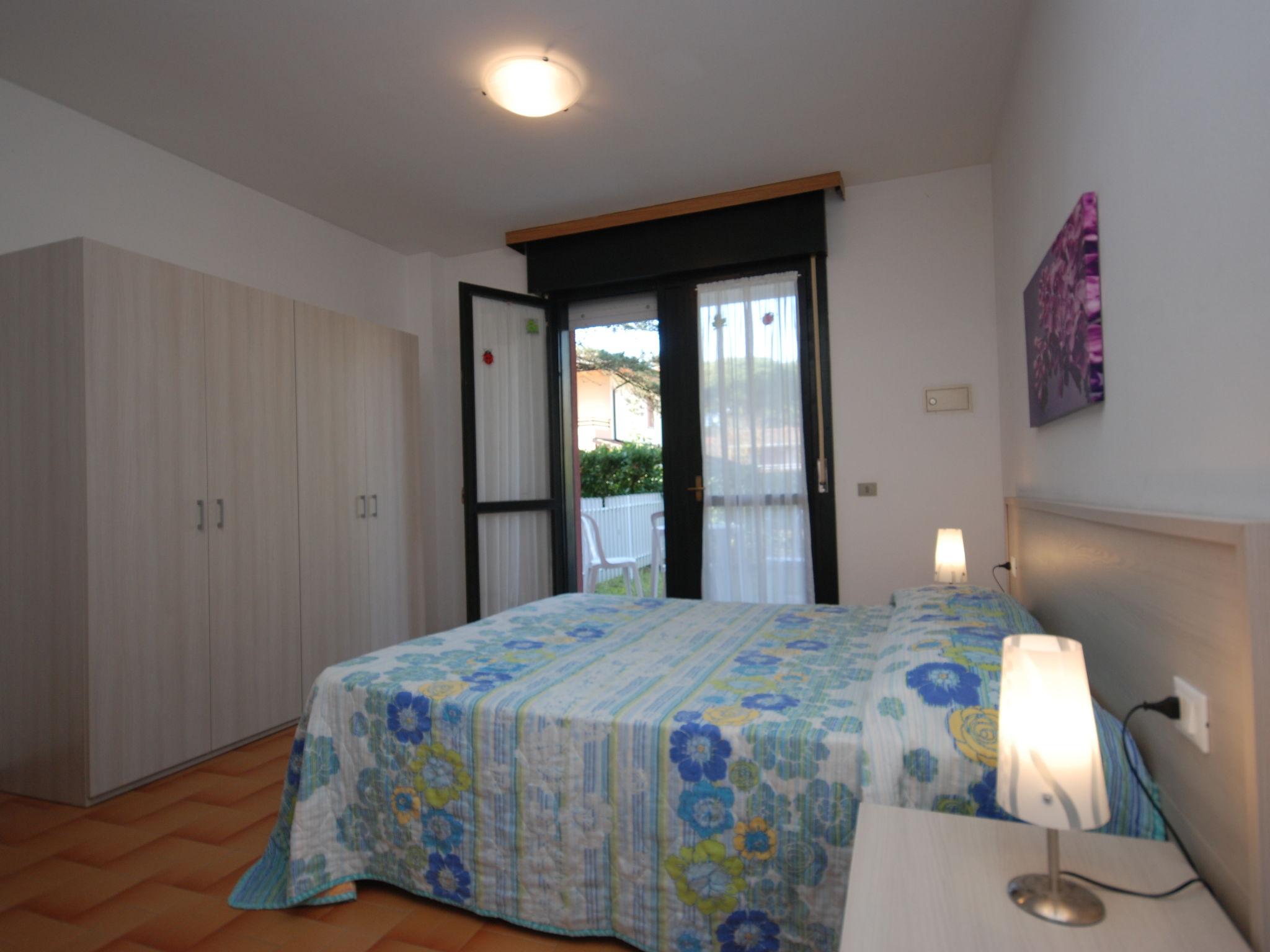 Foto 9 - Apartamento de 1 habitación en Lignano Sabbiadoro con piscina y terraza