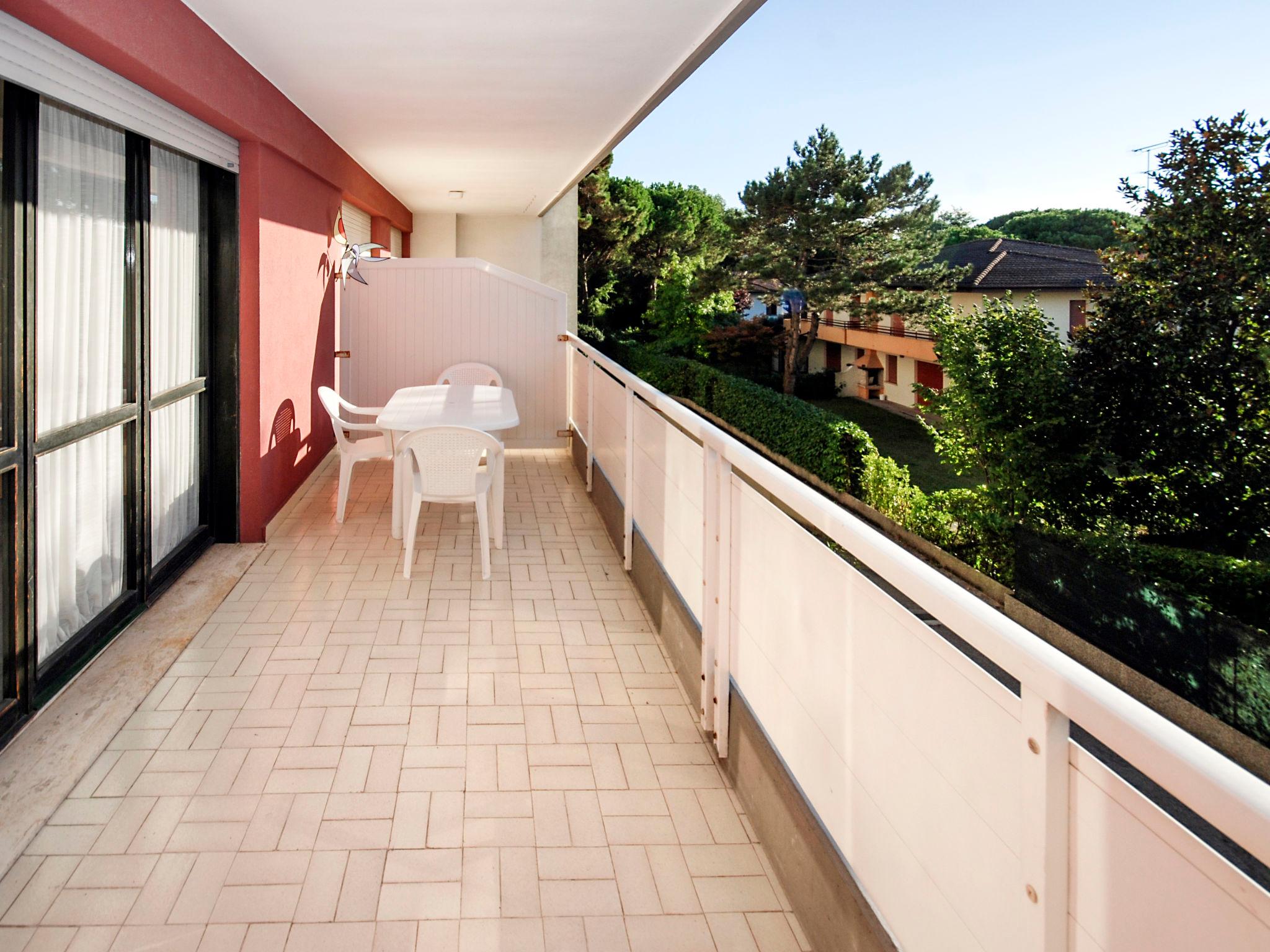 Photo 14 - 1 bedroom Apartment in Lignano Sabbiadoro with swimming pool and terrace