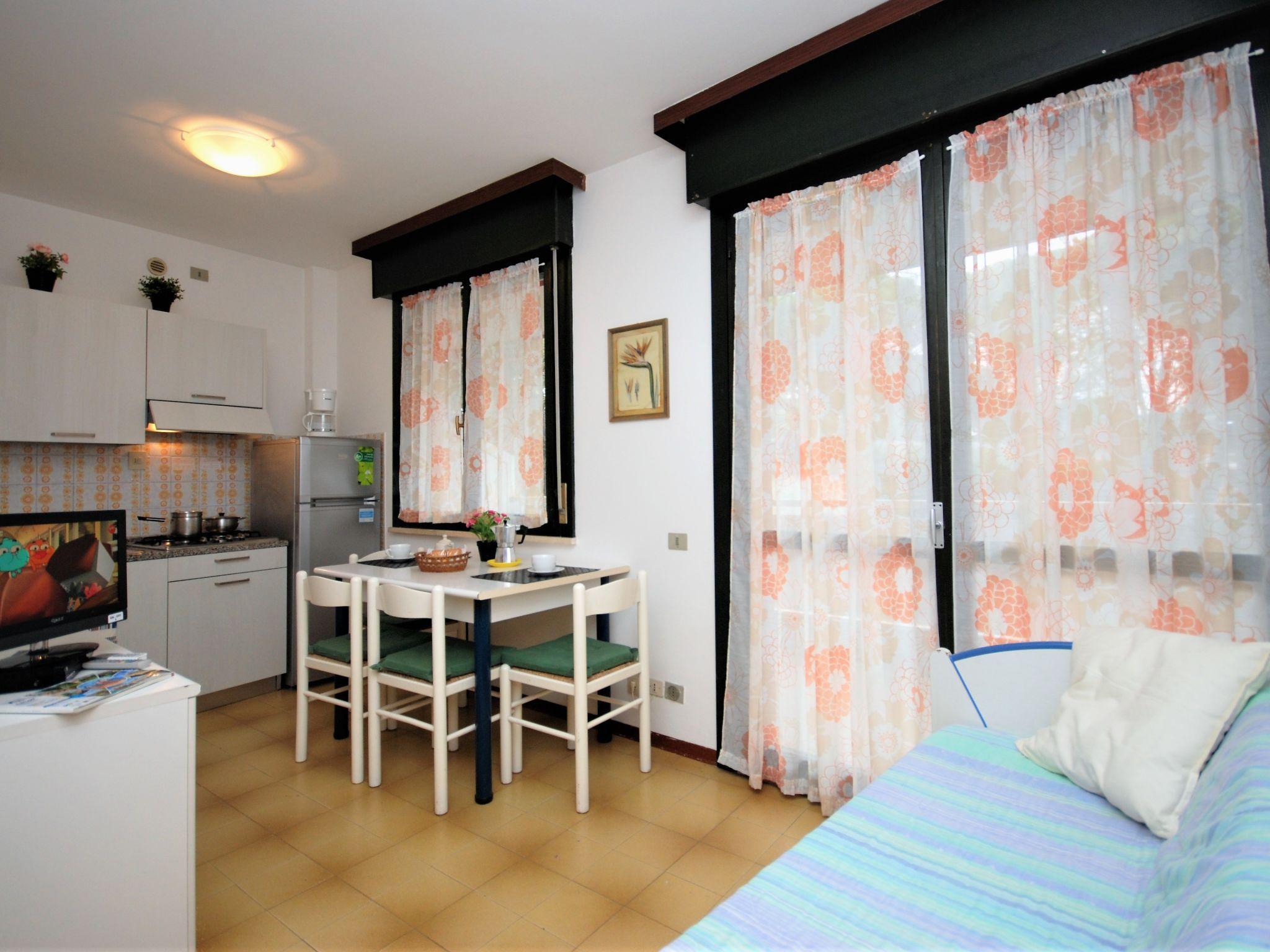 Foto 4 - Appartamento con 1 camera da letto a Lignano Sabbiadoro con piscina e vista mare