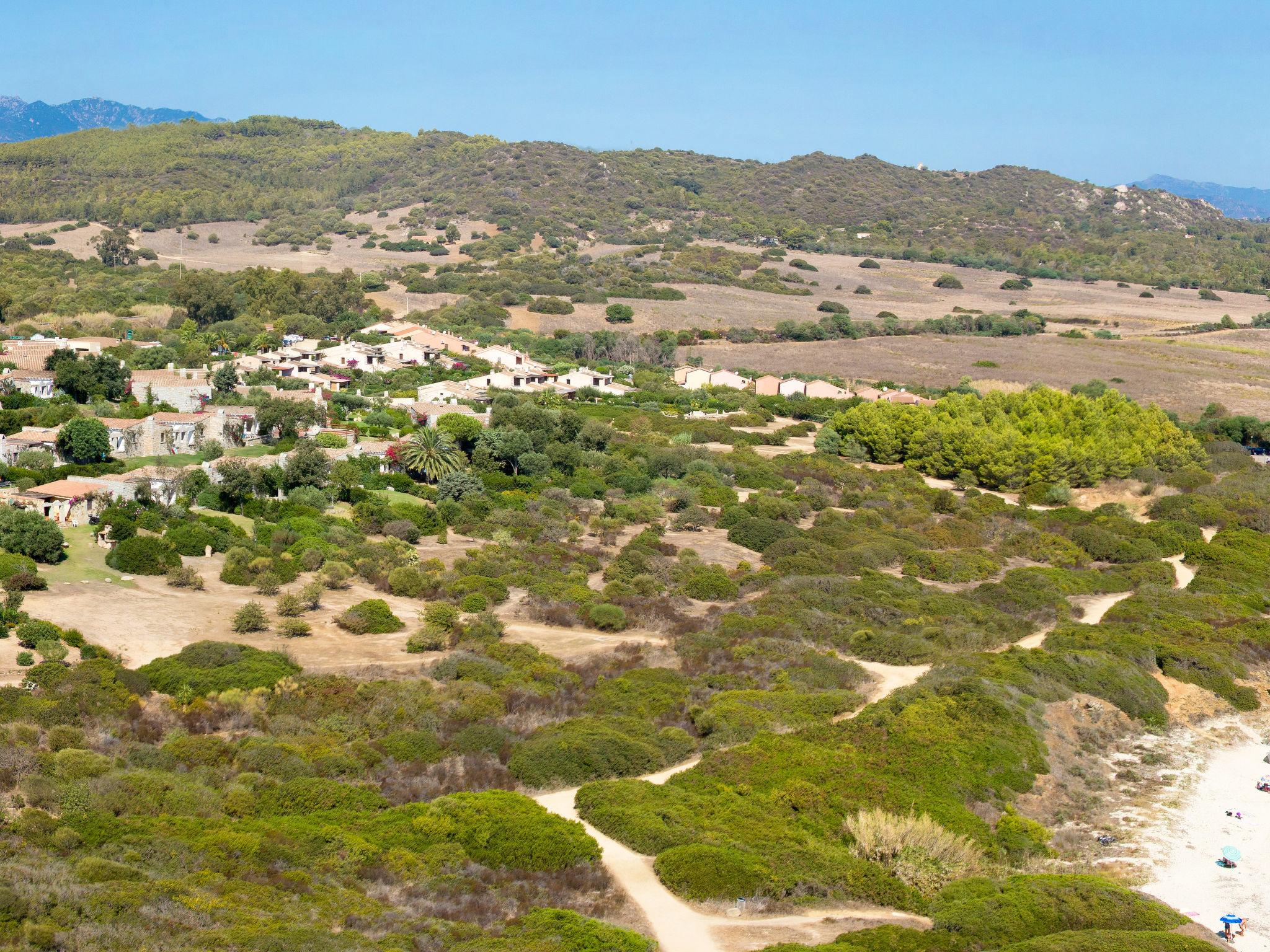 Foto 4 - Casa de 4 quartos em Castiadas com jardim e vistas do mar