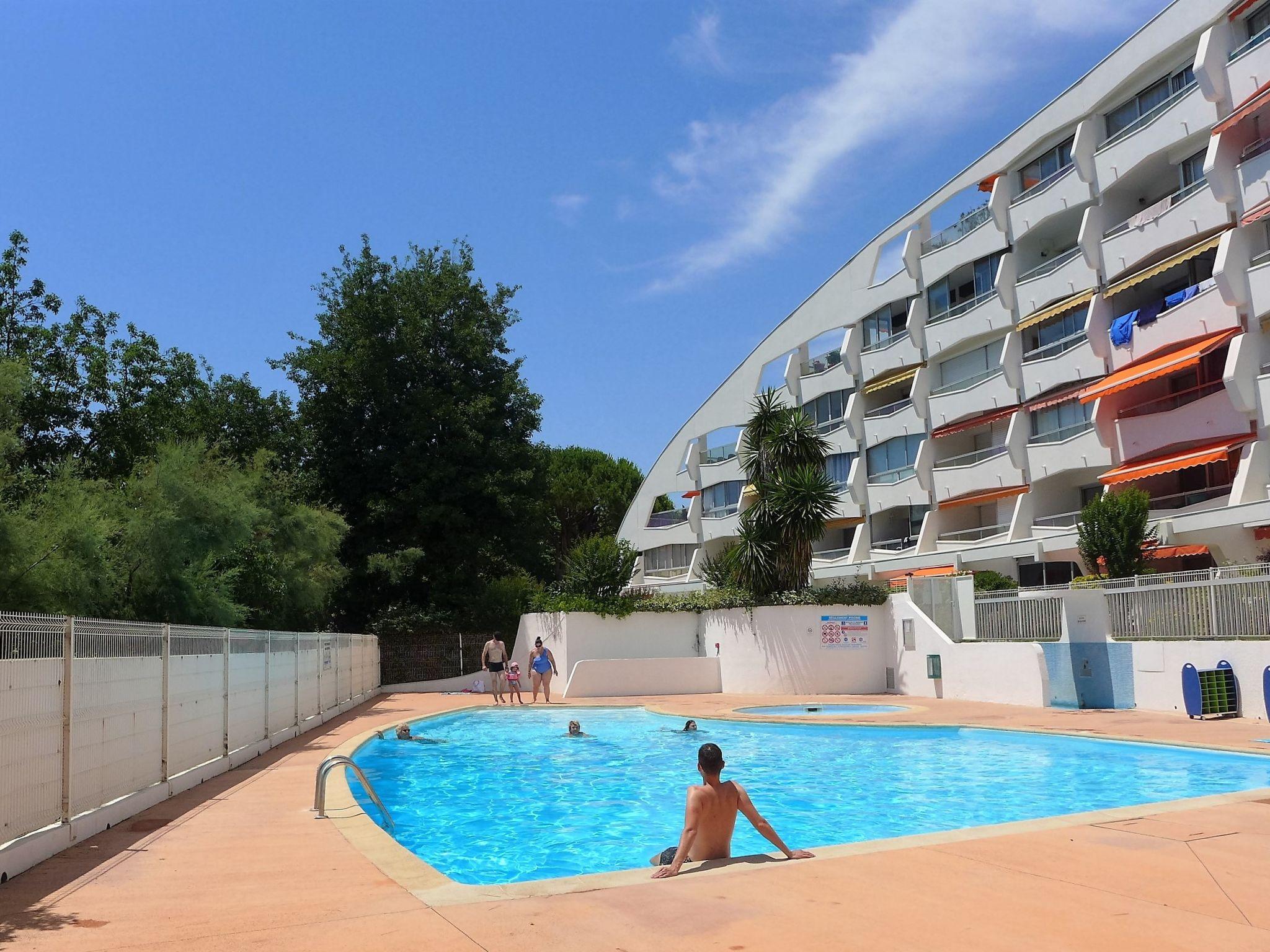 Foto 2 - Appartamento con 1 camera da letto a La Grande-Motte con piscina e vista mare