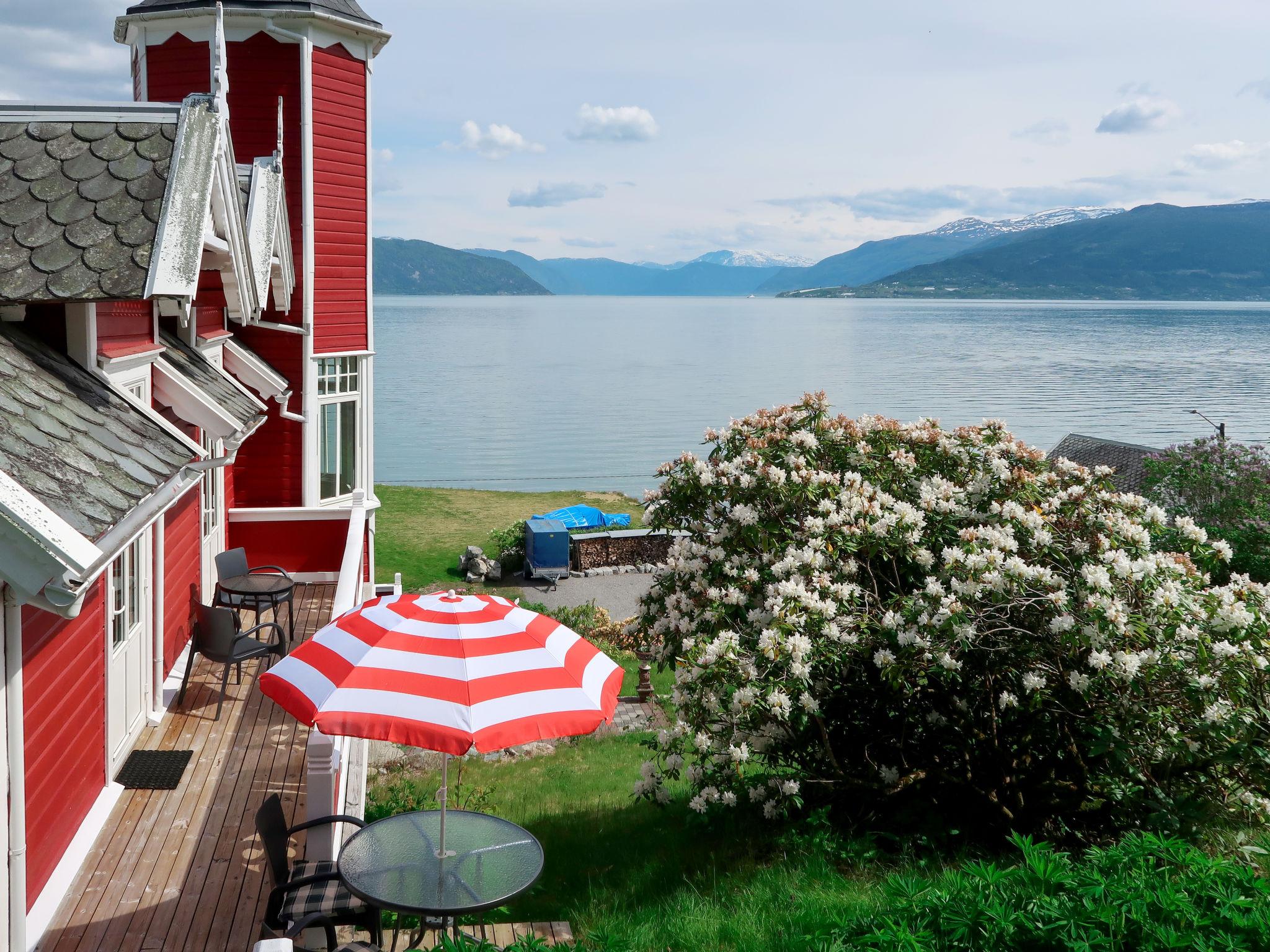 Foto 2 - Apartamento de 2 habitaciones en Balestrand con jardín y terraza