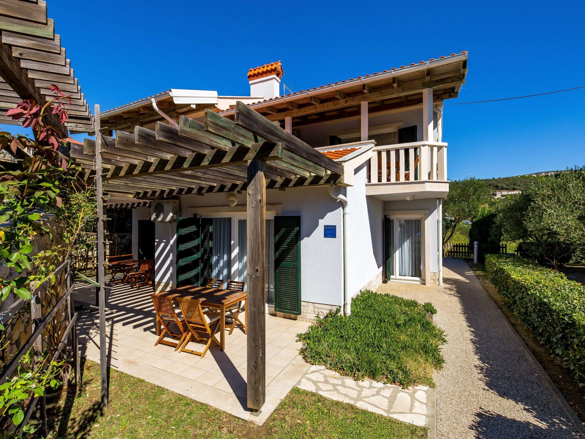 Photo 18 - Appartement de 2 chambres à Rab avec piscine et vues à la mer