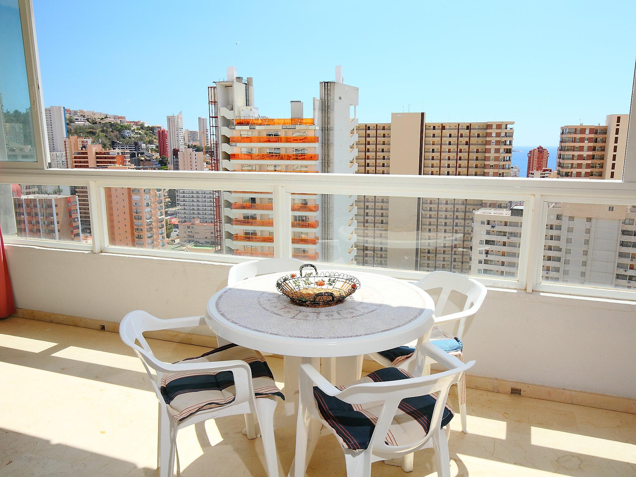 Photo 3 - 2 bedroom Apartment in Benidorm with swimming pool and garden