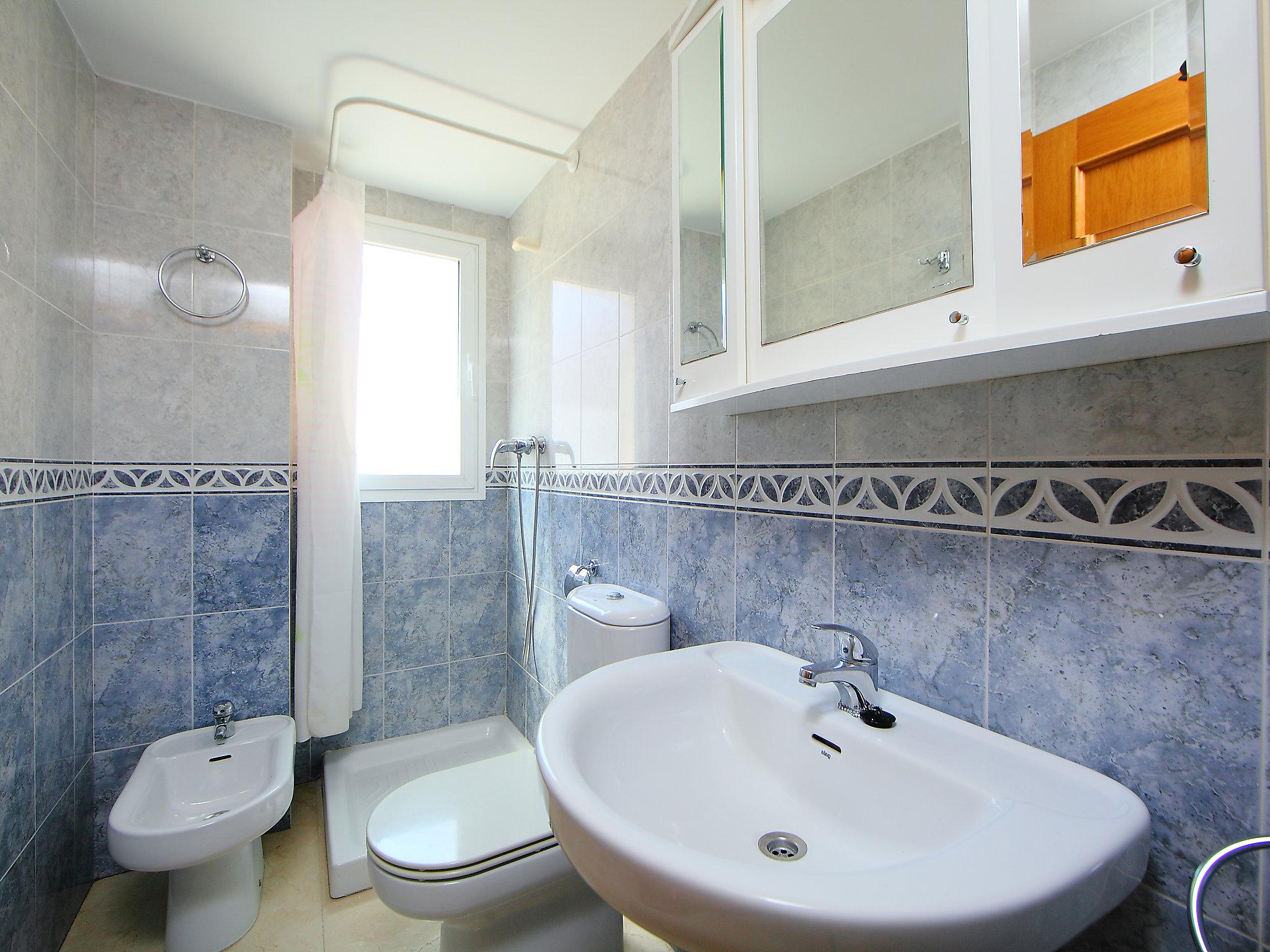 Foto 10 - Apartment mit 2 Schlafzimmern in Benidorm mit schwimmbad und garten