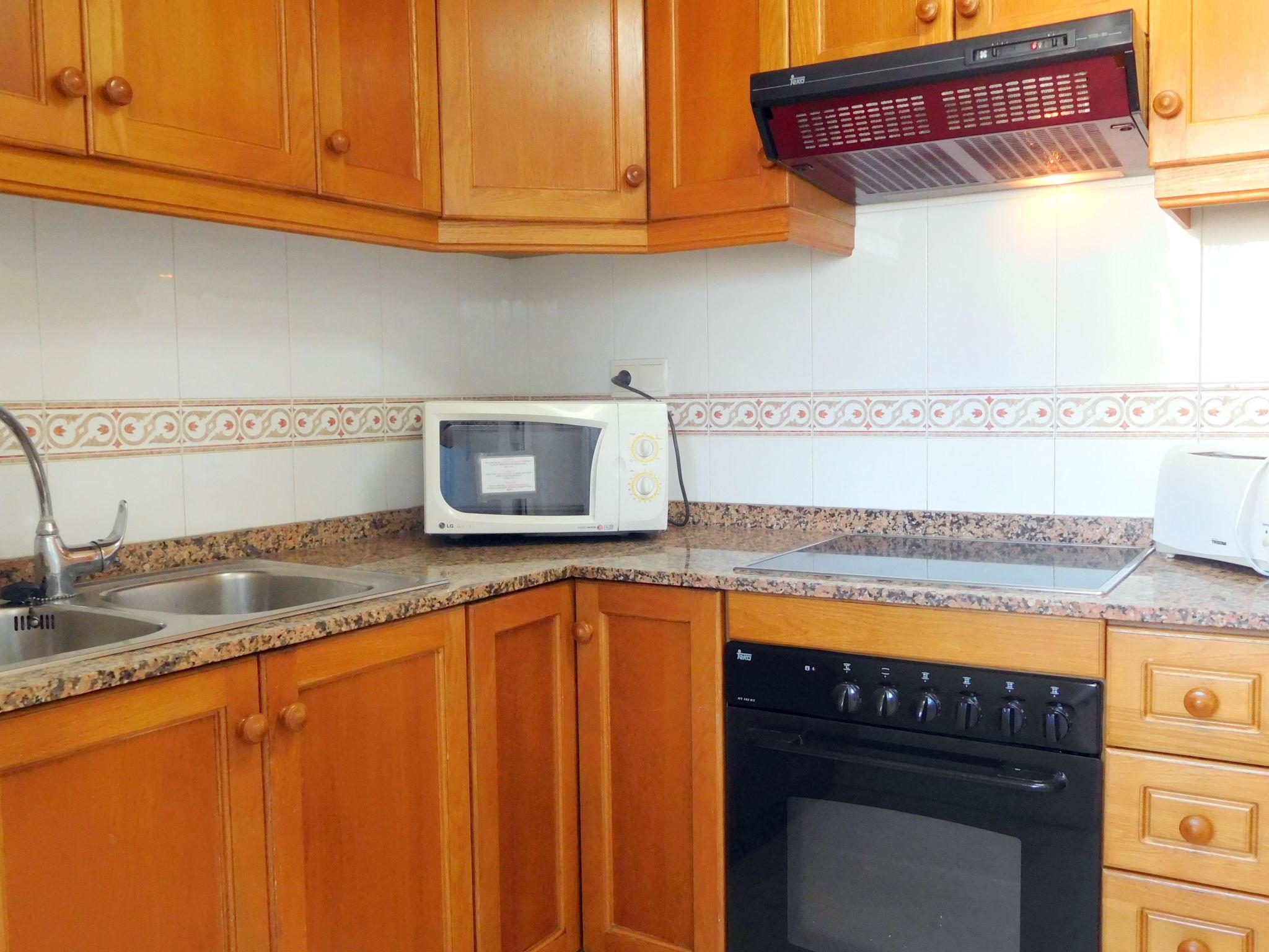 Photo 8 - 2 bedroom Apartment in Benidorm with swimming pool and garden
