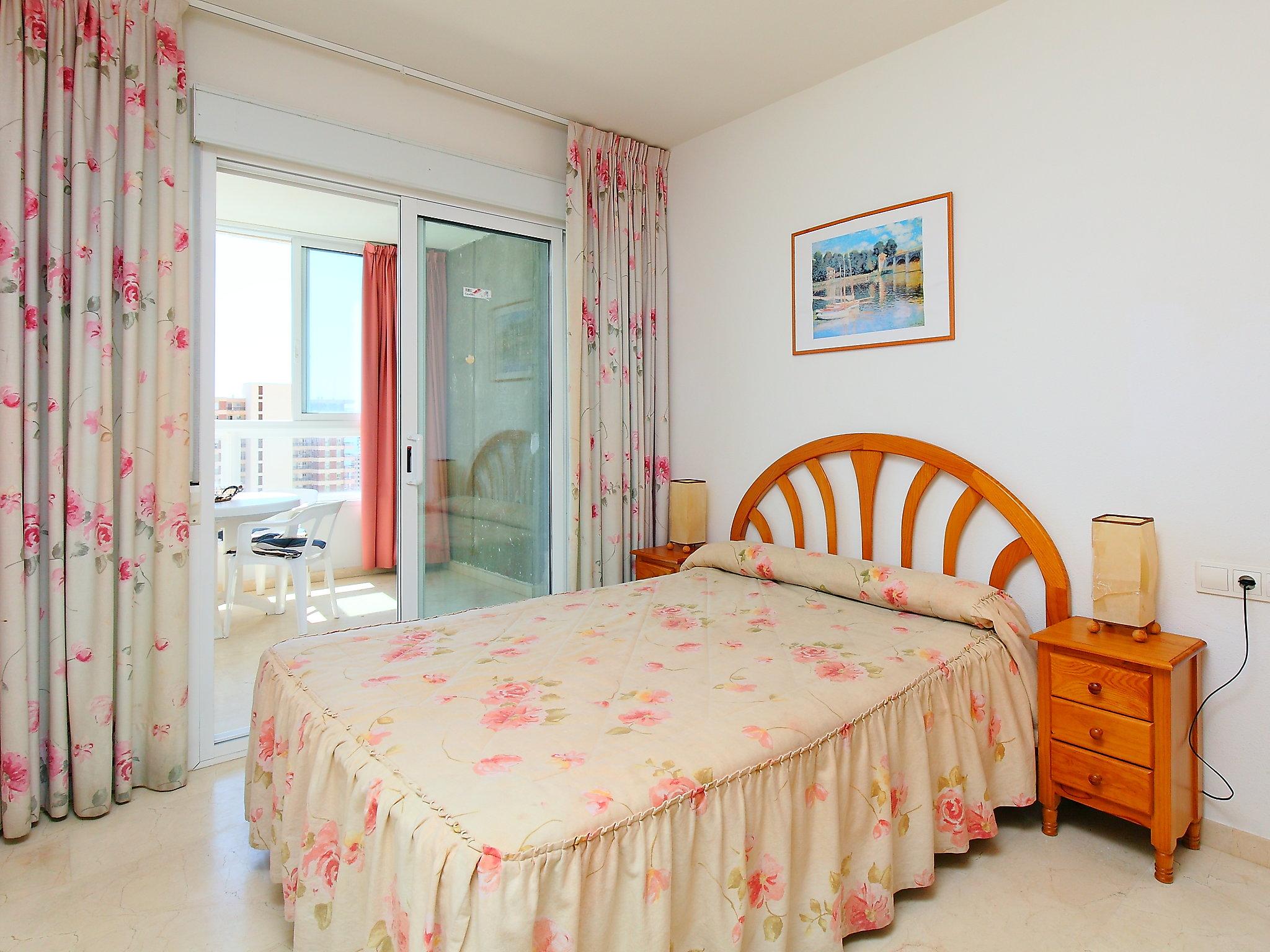 Foto 4 - Apartment mit 2 Schlafzimmern in Benidorm mit schwimmbad und garten