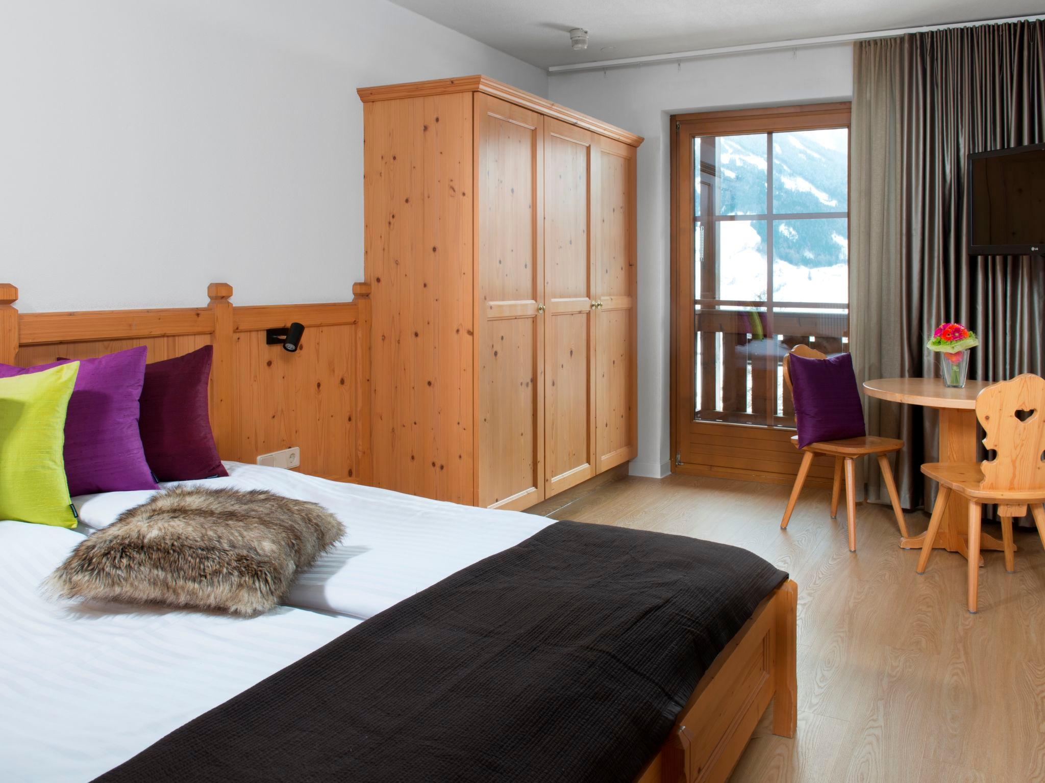 Foto 8 - Apartamento de 3 habitaciones en Matrei in Osttirol con piscina y vistas a la montaña
