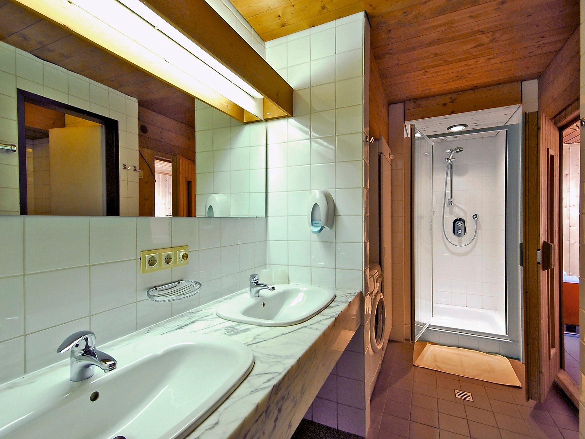 Foto 11 - Apartamento de 3 quartos em Matrei in Osttirol com piscina e vista para a montanha