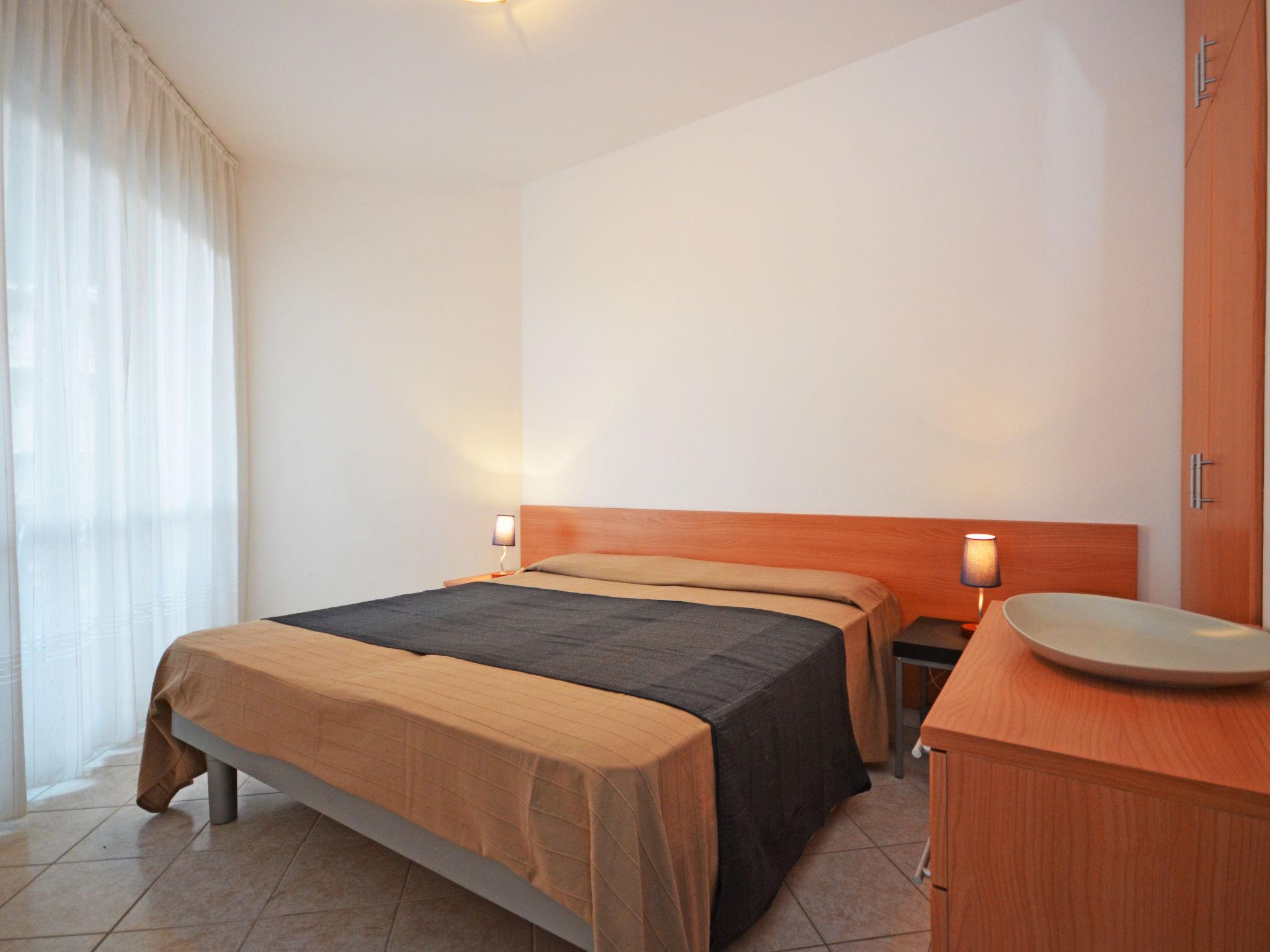 Foto 11 - Apartment mit 1 Schlafzimmer in Lignano Sabbiadoro mit schwimmbad und blick aufs meer