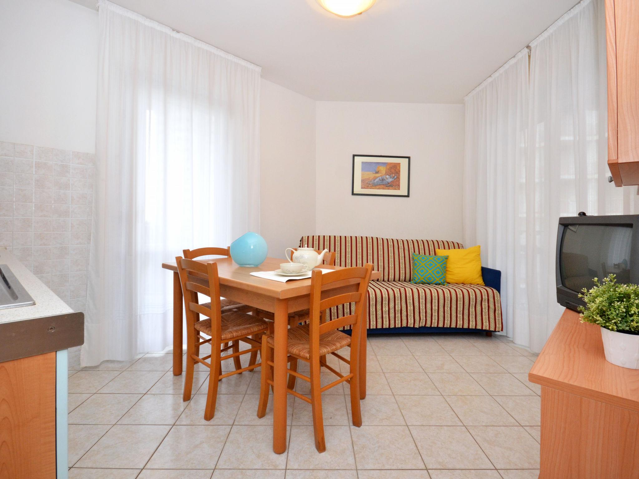 Foto 8 - Apartamento de 1 habitación en Lignano Sabbiadoro con piscina y vistas al mar