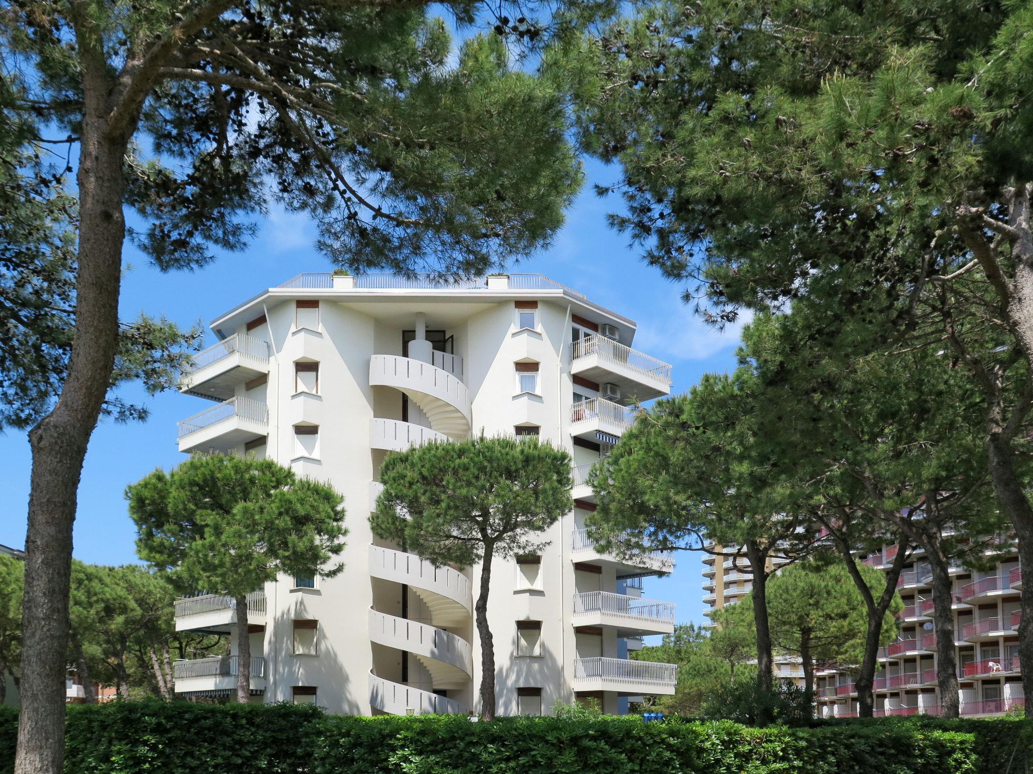 Foto 14 - Apartamento de 1 habitación en Lignano Sabbiadoro con piscina y vistas al mar