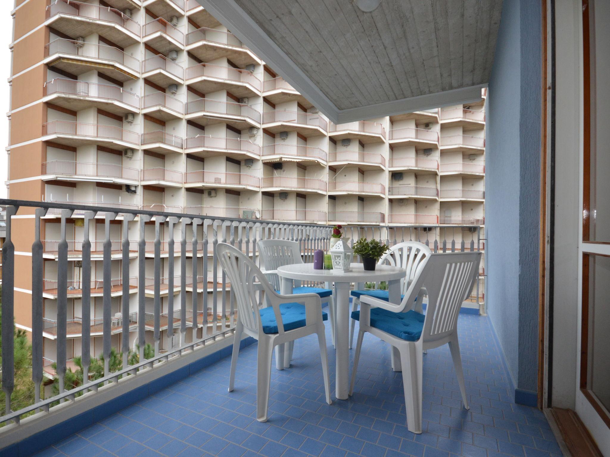 Photo 17 - 1 bedroom Apartment in Lignano Sabbiadoro with swimming pool and sea view