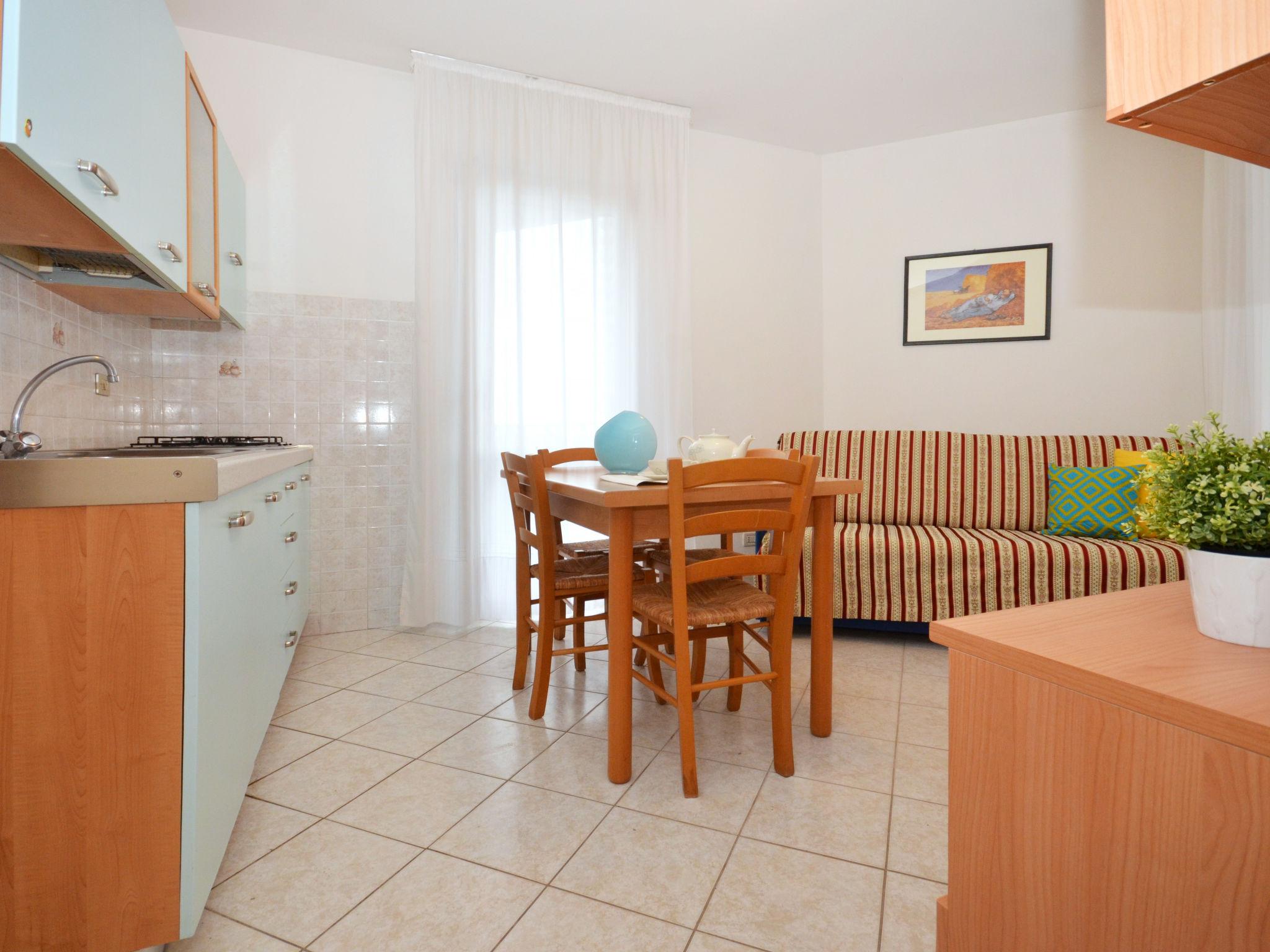 Foto 7 - Apartment mit 1 Schlafzimmer in Lignano Sabbiadoro mit schwimmbad und blick aufs meer