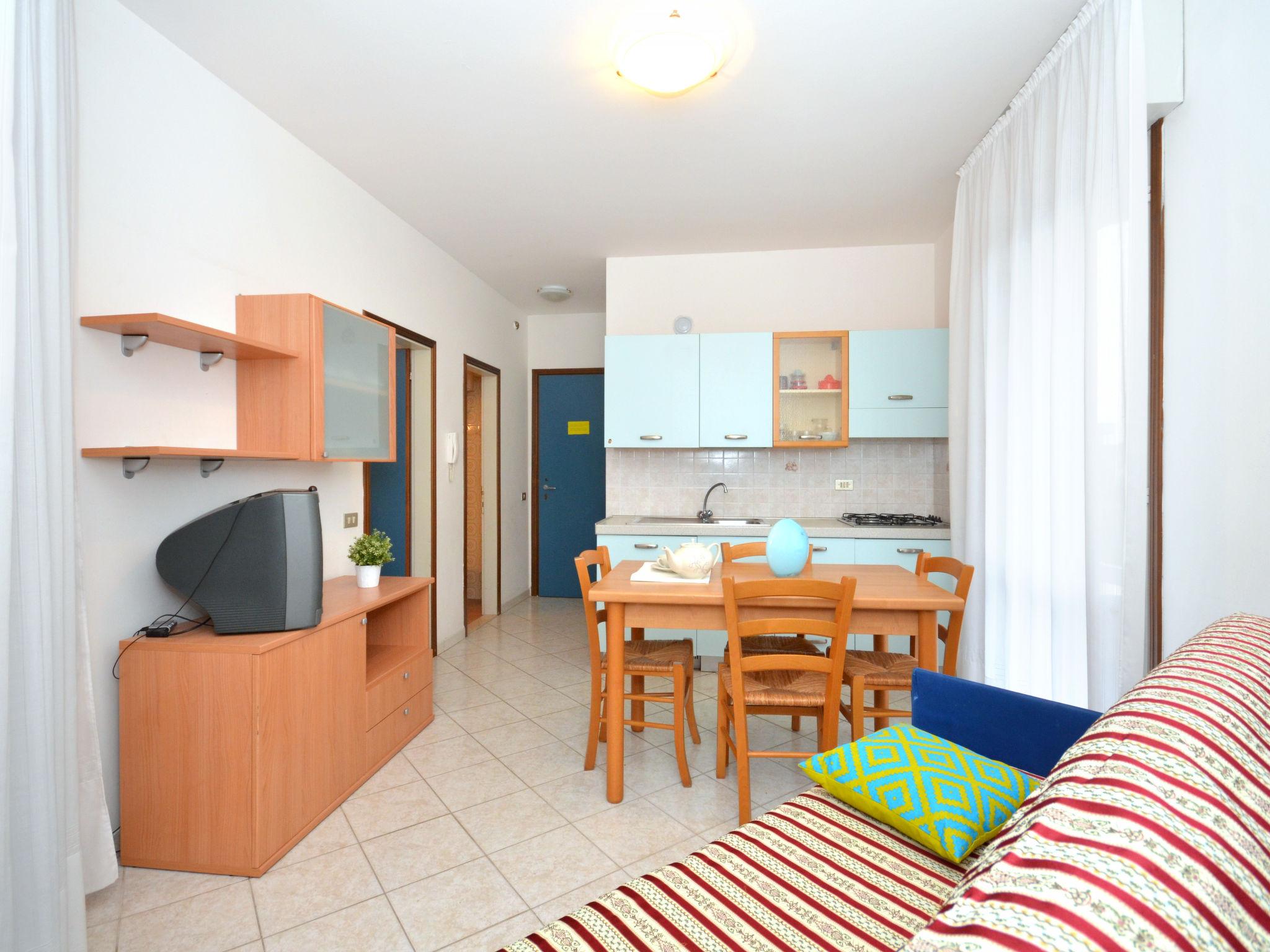 Foto 9 - Apartamento de 1 quarto em Lignano Sabbiadoro com piscina e jardim