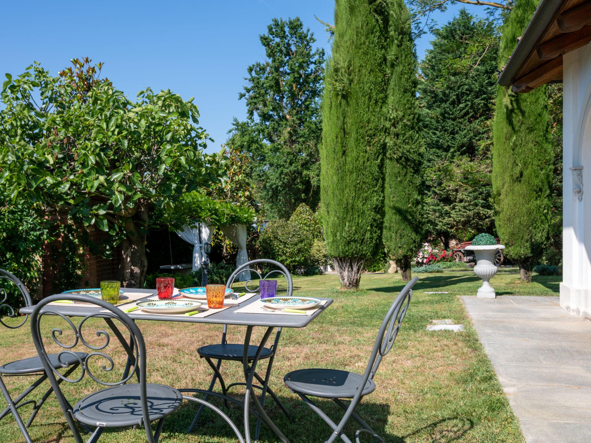 Foto 3 - Apartamento de 2 quartos em Montafia com piscina e jardim