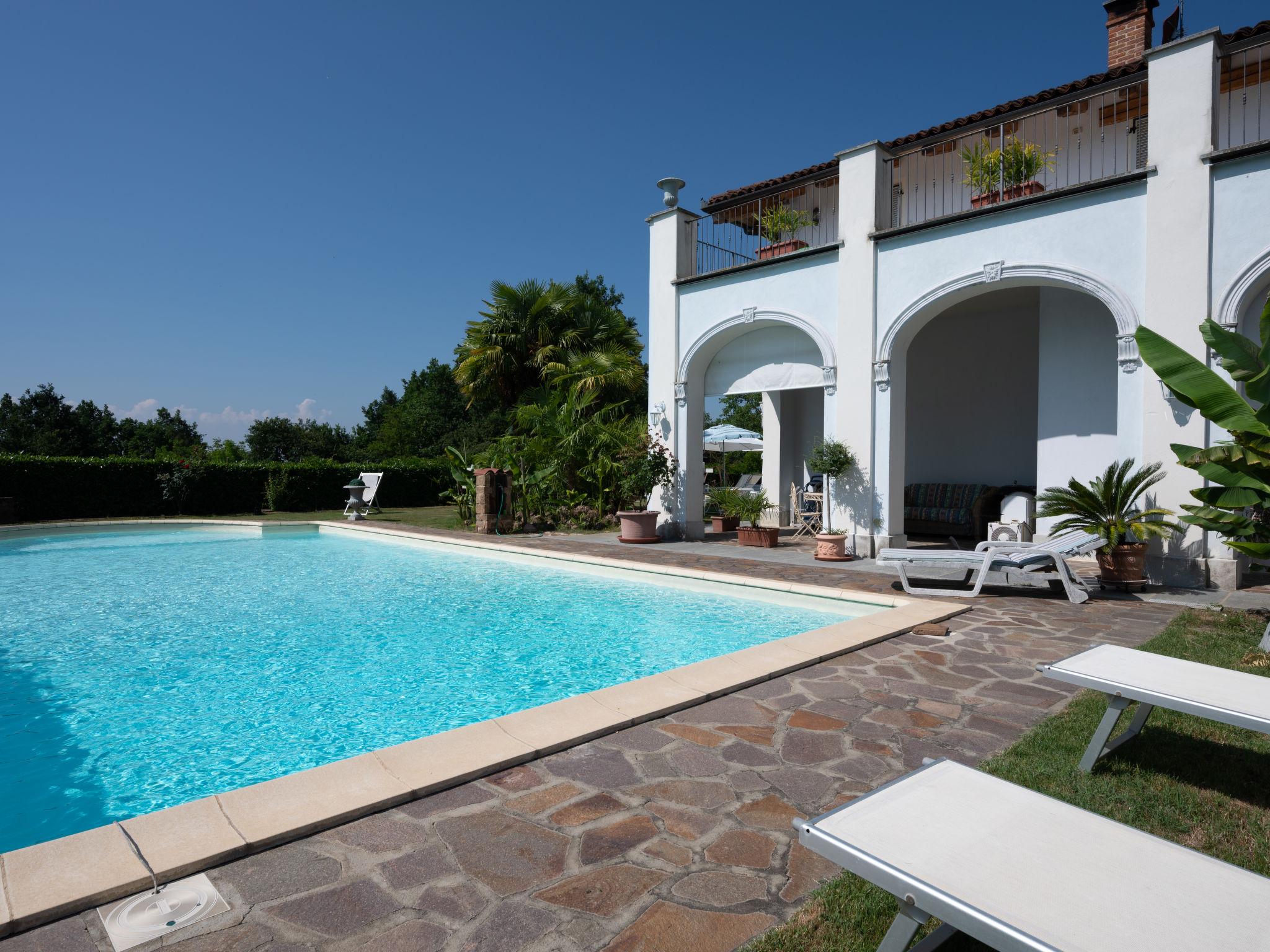 Foto 4 - Apartamento de 2 habitaciones en Montafia con piscina y jardín