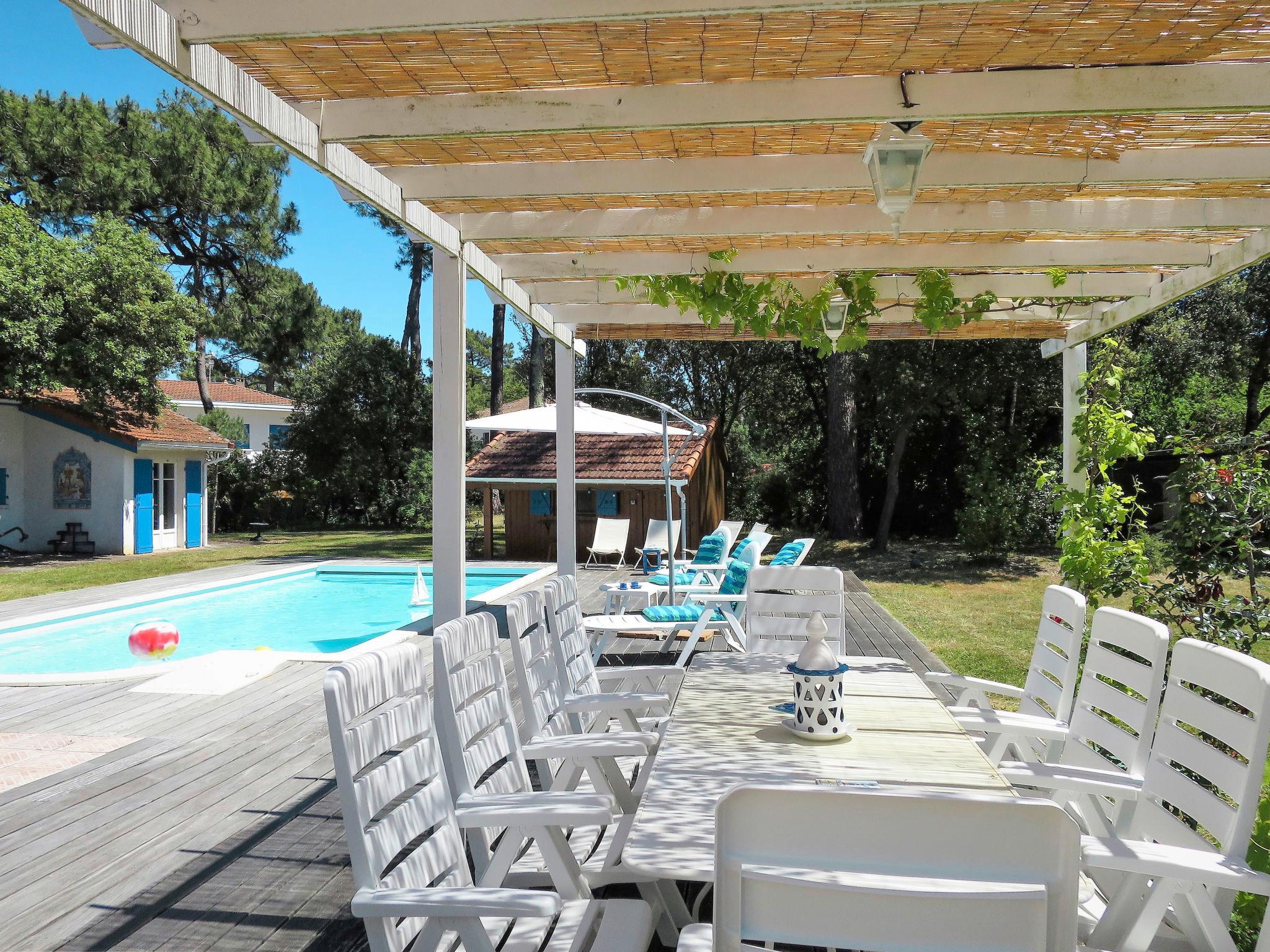 Foto 15 - Casa de 4 habitaciones en Soulac-sur-Mer con piscina privada y jardín