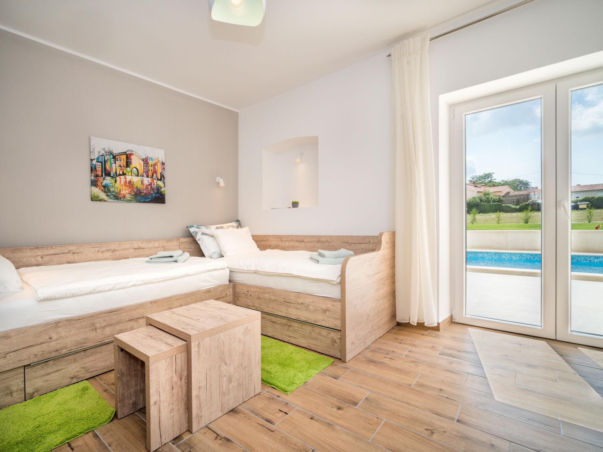 Foto 20 - Casa con 4 camere da letto a Tinjan con piscina privata e vista mare