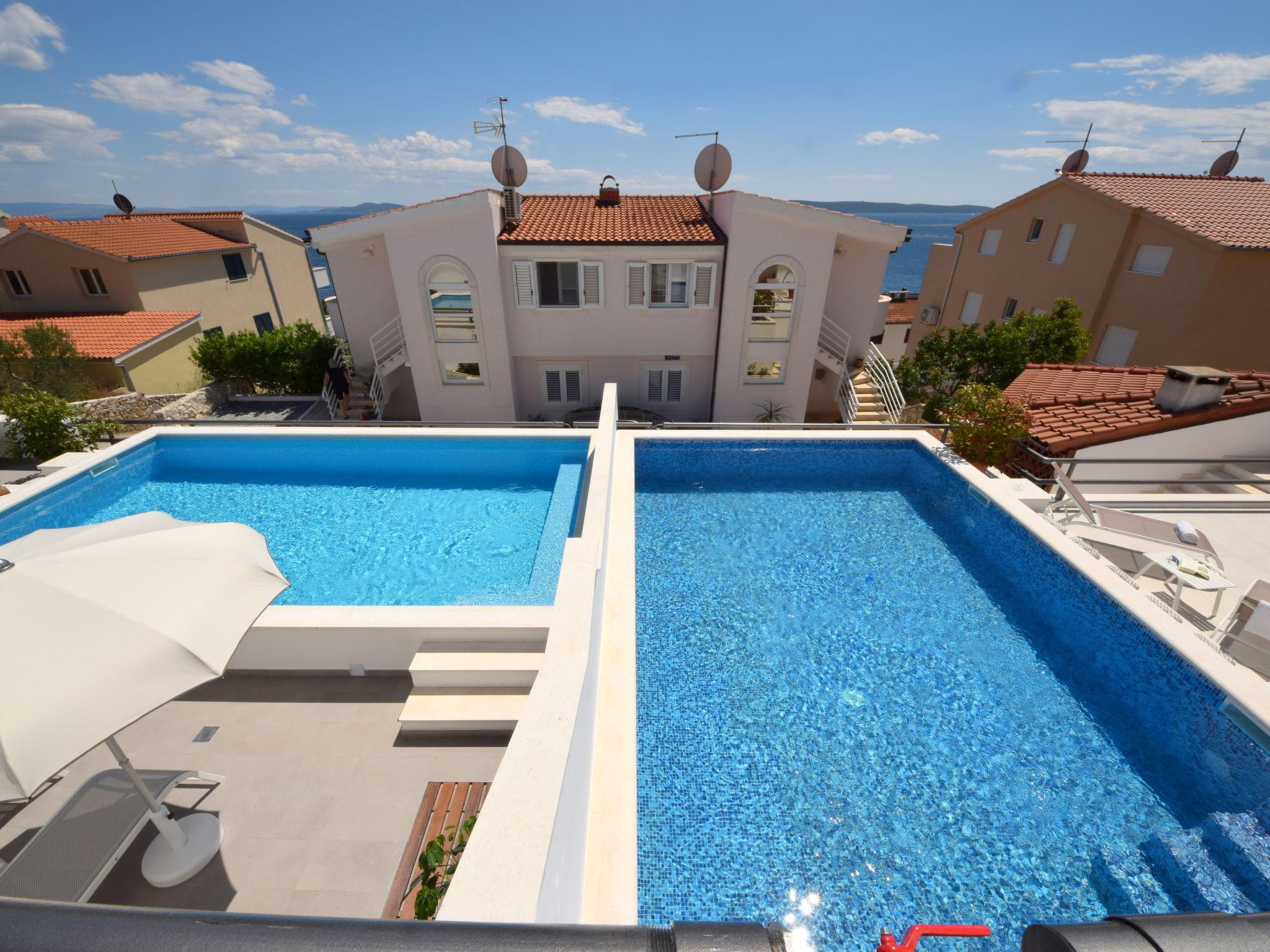 Foto 3 - Appartamento con 1 camera da letto a Okrug con piscina e vista mare
